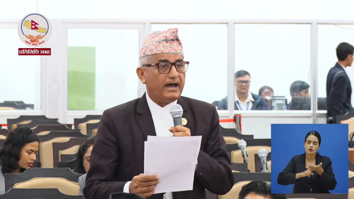 काठमाडौं ।प्रतिपक्ष दल नेकपा (एमाले) का सांसद गुरुप्रसाद बरालले न्यायपालिकाको स्वतन्त्रता र संविधानको सर्वोच्चतामाथि भइरहेको राजनीतिक प्रहारप्रति चिन्ता व्यक्त गरेका छन् । बिहीवार बसेको प्रतिनिधि सभाको बैठकमा विशेष समय लिएर बोल्दै उनले अदालतका फैसलाप्रति चित्त नबुझे कानूनसम्मत बाटो रोज्न सकिने भएपनि न्यायाधीशलाई धम्क्याउने र दबाबमा राख्ने कार्य लोकतान्त्रिक संस्कार हुन नसक्ने बताएका छन् । सांसद बरालले २०८२ भदौ २४ को घटनालाई स्मरण गर्दै न्यायपालिकामाथिको हमलाले लोकतन्त्रको जग नै कमजोर हुने जिकिर गरेका छन् । उनले संविधानको धारा १०५ लाई उद्धृत गर्दै अदालतमा विचाराधीन मुद्दा र न्यायाधीशका कार्यबारे संसदमा छलफल गर्न बन्देज रहेको स्मरण गराएका छन् । सत्तापक्षका सांसदहरूबाटै न्यायपालिका र न्यायाधीश लक्षित भइरहेका आपत्तिजनक अभिव्यक्तिहरूले न्यायिक स्वतन्त्रतामाथि नै प्रश्नचिह्न खडा गरेको उनको भनाइ छ । उनले भने, ‘अदालतलाई कमजोर पारेर लोकतन्त्र बलियो हुँदैन । सरकार र सत्तारुढ दलले संविधान र कानूनको सीमाबाहिर जाँदा रोक्नु अदालतको संवैधानिक कर्तव्य हो, त्यसैले अदालतसँग बदला लिने मानसिकता लोकतान्त्रिक हुन सक्दैन । अदालत कुनै सरकारको विरोधी होइन, संविधानको रक्षक हो । यदि आज अदालतलाई दबाउने बाटो खोजियो भने भोलि त्यसको मूल्य आम नागरिकले न्याय पाउने अधिकार गुमाएर चुकाउनुपर्ने हुन्छ ।’ उनले अदालत र संसदबीचको संवैधानिक सीमाको ख्याल राख्न आग्रह गर्दै न्यायपालिका संसदको मातहत नहुने स्पष्ट पारेका छन् । न्यायपालिकाको सुधारका लागि न्याय परिषद् जस्ता संवैधानिक निकायहरू सक्रिय रहनुपर्नेमा जोड दिँदै न्यायालयलाई राजनीतिक प्रभावबाट मुक्त राख्नुपर्ने आवश्यकता औंल्याएका छन् ।