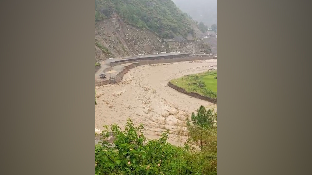 काठमाडौं । अविरल वर्षाका कारण वीपी राजमार्ग अन्तर्गत रोशी खोलामा निर्माण गरिएको अस्थायी डाइभर्सन बाढीले आंशिक बगाएपछि राजमार्गमा यातायात सेवा अवरुद्ध भएको छ । डाइभर्सन बग्नुका साथै सडकका विभिन्न खण्डमा खसेको पहिरोले वीपी राजमार्ग पूर्ण रूपमा प्रभावित बनेको हो । सडक डिभिजन कार्यालय भक्तपुरकाअनुसार रोशी खोलामा आएको बाढीले अस्थायी डाइभर्सन बगाएपछि सो मार्ग हुँदै चल्ने सवारी साधनहरू पूर्ण रूपमा ठप्प भएका छन् । यसका अतिरिक्त राजमार्ग अन्तर्गतका चारसयबेशी, चौकीडाडा र गिम्तीबेशी खण्डमा माथिबाट पहिरो खस्दा सडक सञ्जाल थप प्रभावित भएको छ । सडक अवरुद्ध भएपछि अहिले उक्त क्षेत्रमा यात्रा गर्ने सयौं यात्रुहरू र सवारी साधनहरू बीचबाटोमै अलपत्र परेका छन् । सडक डिभिजन भक्तपुरले अवरुद्ध सडक खुलाउनका लागि प्राविधिक टोली परिचालन गरिसकेको छ । डिभिजनका अधिकारीहरूका अनुसार, पानी पर्न रोकिएको अवस्थामा ५ घण्टाभित्रै यातायात सुचारु गर्ने गरी कार्ययोजना अघि बढाइएको छ । स्थायी संरचनाको मर्मत र डाइभर्सनको पुनः निर्माणका लागि आवश्यक जनशक्ति र उपकरणहरू परिचालन गरिएको छ । हाल पहिरो पन्छाउने काम जारी रहे पनि निरन्तरको वर्षाले काममा कठिनाइ उत्पन्न भएको छ । सम्बन्धित निकायले यस रुट भएर यात्रा गर्ने सवारी चालक तथा यात्रुहरूलाई सतर्कता अपनाउन आग्रह गरेको छ ।