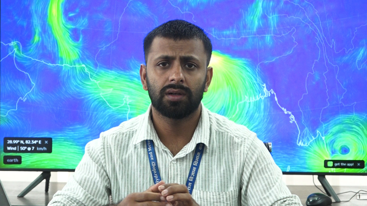 काठमाडौं । नेपालीको पूर्वी क्षेत्रमा मौसम क्रमशः सुधार हुँदै गएपनि पश्चिम नेपालतर्फ भने प्रभाव कायमै रहेको छ । मौसम विज्ञान विभागकाअनुसार आईतवारसम्म पश्चिम नेपालमा भारी वर्षाको सम्भावना कायम नै रहेको छ । पश्चिमी भूभागतर्फ भारी वर्षाको सम्भावना रहेकाले मौसमविद्ले सर्वसाधारणलाई अनावश्यक यात्रा नगर्न आग्रह गरेका छन् । नेपाल मौसम विज्ञान विभागका मौसमविद् रोजन लामिछानेकाअनुसार पछिल्लो समय गण्डकी, लुम्बिनी, कर्णाली र सुदूरपश्चिम प्रदेशका अधिकांश स्थानमा वर्षा भइरहेको छ । पछिल्लो २४ घण्टामा ती प्रदेशका धेरै स्थानमा भारीदेखि धेरै भारी वर्षा भएको बताएका छन्। वर्षाका कारण पहाडी क्षेत्रमा पहिरो तथा तराई र खोँच क्षेत्रमा बाढीको जोखिम बढेको छ । भारतको उत्तर प्रदेश तथा आसपासमा रहेको न्युन चापीय प्रणाली विस्तारै नेपालतर्फ सर्दै गएको उनले बताएका छन् । यसको प्रभाव विशेषगरी गण्डकी, लुम्बिनी, कर्णाली र सुदूरपश्चिम प्रदेशमा बढी पर्ने उनको भनाई छ । उनकाअनुसार आईतवार दिउँसोसम्म वागमतीको पश्चिमी भूभाग, मधेशको पश्चिमी भू–भाग तथा गण्डकी, लुम्बिनी, कर्णाली र सुदूरपश्चिमका अधिकांश स्थानमा मध्यम वर्षाको सम्भावना रहेको छ । केही स्थानमा भारी वर्षा हुनसक्ने उनले बताए । पूर्वी नेपालतर्फ भने मौसम क्रमशः सुधार हुँदै गएको उनको भनाई छ । केही स्थानमा भने हल्कादेखि मध्यम वर्षा हुने उनले बताएका छन् । लगातारको वर्षाका कारण कमजोर पहाडी क्षेत्रमा पहिरोको जोखिम उच्च रहेकोले अनावश्यक यात्रा नगर्न उनले आग्रह गरेका छन् । अत्यावश्यक यात्रा गर्नुपरेमा प्रहरीसँग सम्पर्क गरी बाटोको अवस्था बुझेर मात्र यात्रा गर्न उनको सुझाव छ । उनले भने, ‘अहिले न्युन चापीय प्रणाली भारतको उत्तर प्रदेश र आसपासको क्षेत्रहरूतिर अवस्थित रहेको छ । त्यो विस्तारै नेपालको नजिक नजिक आउने, तर कमजोर रूपमा आउने भएतापनि पश्चिमी भूभागहरू गण्डकी, लुम्बिनी, कर्णाली र सुदूरपश्चिमको क्षेत्रहरूमा यसले प्रभाव बढी पार्ने देखिन्छ । भोलि दिउँसोसम्मको लागि यसको प्रभाव बागमतीदेखि पश्चिमको भूभागहरू, बागमती प्रदेशको पनि पश्चिमी भूभागहरू, मधेस प्रदेशको पनि पश्चिमी भूभागहरू र गण्डकी, लुम्बिनी, कर्णाली, सुदूरपश्चिम प्रदेशको सबैजसो भूभागहरूमा यसको प्रभाव देखिनेछ । धेरैजसो ठाउँमा मध्यम वर्षा र केही ठाउँहरूमा भारीदेखि धेरै भारी वर्षाको पनि सम्भावना रहेको छ । विगतमा भएको वर्षा र अब हुने वर्षाको कारणले पहाडी भूभागहरू, कमजोर पहाडी क्षेत्रहरूमा पहिरोको जोखिम एकदमै धेरै रहेको छ । सडक यातायातमा पनि यसले प्रभाव पार्ने अवस्था देखिन्छ । त्यो कारणले गर्दाखेरि सर्वसाधारणहरूले भोलिसम्मको लागि यात्राको योजना नबनाउनु होला । यदि अति आवश्यक अवस्था छ भने प्रहरीसँग सम्पर्कमा रहेर बाटोको अवस्था कस्तो छ, बुझेर मात्र यात्रा गर्नुहोला । किसान सर्वसाधारणहरूले धान नकाट्नुहोला । मौसमको अवस्था बुझेर मात्र आगामी दिनमा मौसम खुलेपछि त्यसको योजना बनाउनुहोला । अहिले नेपालको पूर्वी भूभागबाट चाहीँ विस्तारै अलि क्रमिक रूपमा सुधार हुँदै गइरहेको अवस्था छ । र केही ठाउँहरूमा मात्र हल्कादेखि मध्यम पानी परेको छ भने पश्चिमी भूभागहरूमा भोलि दिउँसोसम्मको लागि यसको प्रभाव देखिन्छ । त्यो क्षेत्रमा बढी प्रभाव हुने अवस्था भएको हुनाले सबैले सावधानी र सतर्कता अपनाउनुपर्ने देखिन्छ । विशेषगरी पश्चिमी क्षेत्रहरूमा लगातार यी ३–४ दिनदेखि परिरहेको पानी अझ थप पानी पर्न सक्ने सम्भावना भोलिसम्मको लागि रहेको हुनाले त्यो क्षेत्रहरू बढी जोखिम हुनेछ । पर्सी सोमबारबाट चाहीँ देशभरिनै मौसम सुधार हुने देखिन्छ । त्यसपछाडि आफ्नो कार्यहरू गर्ने योजना बनाउने हुन अनुरोध गर्दछु ।’ लामिछानेकाअनुसार सोमवारदेखि भने देशभर मौसममा सुधार आउने सम्भावना छ । त्यसपछि मात्रै नियमित काम तथा कृषि गतिविधिको योजना बनाउन उनले आग्रह गरेका छन् ।