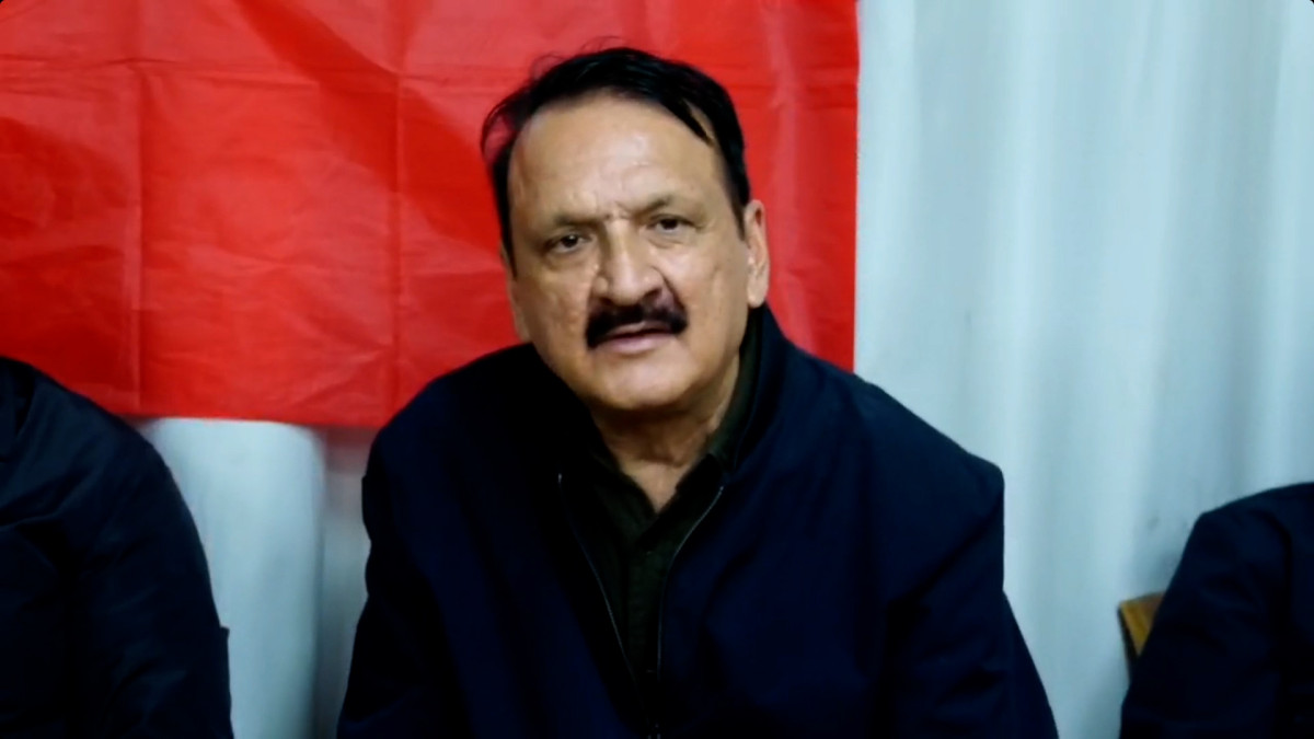 काठमाडौं । नेपाली काँग्रेस संस्थापन इतर पक्षले पार्टीको १५ औं महाधिवेशन मंसिरको २१, २२ र २३ गते गर्ने भएको छ । शनिवार पार्टी सम्पर्क कार्यालय चुनदेवीमा आयोजित पत्रकार सम्मेलनका क्रममा पार्टीका नेता डा. प्रकाशशरण महतले मंसिरको २१, २२ र २३ गते पार्टीको महाधिवेशन गर्न लागिएको जानकारी दिएका छन् । उनले त्यसको तयारीका लागि असोजको १५ गतेबाट वडा अधिवेशन शुरु हुने जानकारी दिएका छन् । एकताको महाधिवेशनका लागि प्रयास गरे पनि सम्भव नभएपछि छोटो समयमै अधिवेशन सम्पन्न गर्नुपर्ने अवस्था आएको जानकारी दिए । पछिल्ला दिनमा भएको व्यापक वर्षाका कारण केही काममा ढिलाइ भएपनि केन्द्रिय कार्यालयबाट गर्नुपर्ने तयारी अघि बढिरहेको बताएका छन् । सम्भव भएसम्म स्थानीय वकिल, पूर्वशिक्षक तथा निर्वाचन सम्पन्न गर्ने अनुभव भएका व्यक्तिहरूको सहयोग लिएर अधिवेशन छिटोछरितो रूपमा सम्पन्न गर्ने जानकारी दिएका छन् । नवीकरण भएका तथा नयाँ प्राप्त क्रियाशील सदस्यहरूको सूची अनलाइनमार्फत जिल्ला हुँदै वडासम्म पठाइन र छुटेका व्यक्तिहरूले पनि आवश्यक प्रक्रिया पूरा गरी आश्विन १५ गतेभित्र क्रियाशील सदस्यता प्राप्त गर्ने व्यवस्था गरिने बताएका छन् । उनले भने, ‘आश्विन १५ गतेबाट वडा अधिवेशन शुरु हुन्छ । केन्द्रिय महाधिवेशन मङ्सिर २१, २२ र २३ गते सम्पन्न गर्ने तयारी छ । हामीले एकताको महाधिवेशनका लागि प्रयास गरेका थियौँ । त्यसका लागि सबै ढोका खुला राखेर प्रयास गर्दा पनि सम्भव नभएपछि छोटो समयमै अधिवेशन सम्पन्न गर्नुपर्ने अवस्था आएको छ । त्यसैले अहिले आपतकालीन मोडमा तयारी अघि बढाइएको छ । पछिल्ला दिनमा भएको व्यापक वर्षाका कारण केही काममा ढिलाइ भएपनि केन्द्रिय कार्यालयबाट गर्नुपर्ने तयारी अघि बढिरहेको छ । पार्टीका साथीहरूमा सक्रिय सदस्यता, निर्वाचन अधिकृत तथा अधिवेशनसम्बन्धी स्वाभाविक जिज्ञासा छन् । निर्वाचन समितिमार्फत निर्वाचन अधिकृतहरू अब एक–दुई दिनमै जिल्लामा पुग्नुहुनेछ । सम्भव भएसम्म स्थानीय वकिल, पूर्वशिक्षक तथा निर्वाचन सम्पन्न गर्ने अनुभव भएका व्यक्तिहरूको सहयोग लिएर अधिवेशन छिटोछरितो रूपमा सम्पन्न गरिनेछ । नवीकरण भएका तथा नयाँ प्राप्त क्रियाशील सदस्यहरूको सूची अनलाइनमार्फत जिल्ला हुँदै वडासम्म पठाइनेछ । छुटेका व्यक्तिहरूले पनि आवश्यक प्रक्रिया पूरा गरी आश्विन १५ गतेभित्र क्रियाशील सदस्यता प्राप्त गर्ने व्यवस्था गरिनेछ । वर्षाका कारण कुनै वडामा आश्विन १५ गते अधिवेशन सम्पन्न हुन नसकेमा सम्बन्धित निर्वाचन अधिकृतले जिल्ला संयोजन समिति र जिल्ला समितिसँगको सल्लाहमा आवश्यक निर्णय गर्नेछन्। त्यस्ता वडामा स्थानीय परिस्थितिअनुसार आश्विन १६ वा १७ गतेसम्म अधिवेशन सम्पन्न गर्न सकिनेछ ।’ नेता महतले वर्षाका कारण कुनै वडामा आश्विन १५ गते अधिवेशन सम्पन्न हुन नसकेमा सम्बन्धित निर्वाचन अधिकृतले जिल्ला संयोजन समिति र जिल्ला समितिसँगको सल्लाहमा आवश्यक निर्णय गर्ने बताएका छन् । त्यस्ता वडामा स्थानीय परिस्थितिअनुसार आश्विन १६ वा १७ गतेसम्म अधिवेशन सम्पन्न गर्न सकिने जानकारी दिएका छन् ।