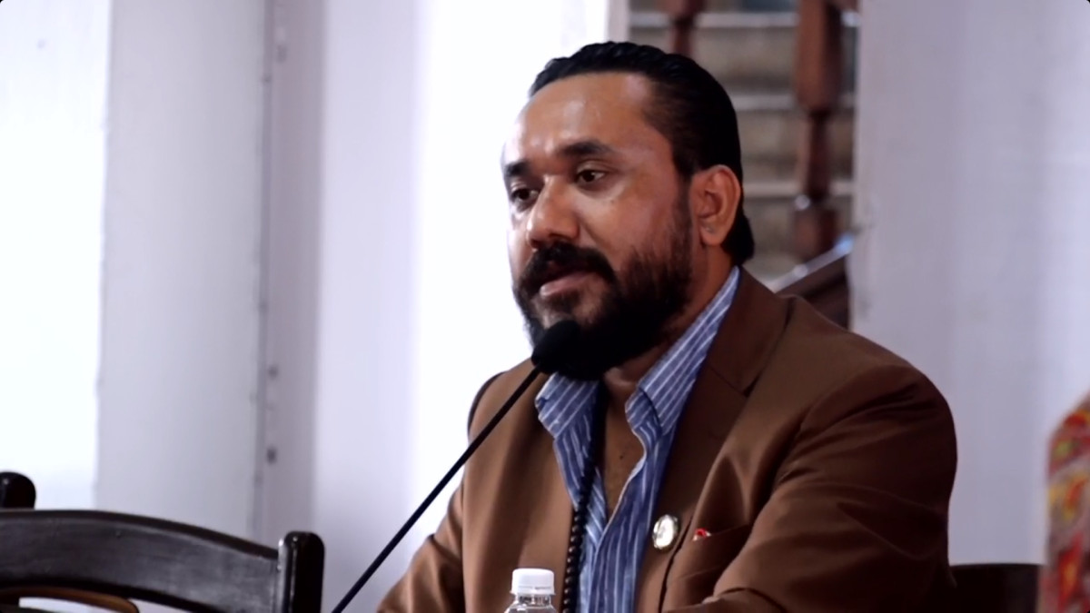 काठमाडौँ।सांसद खगेन्द्र सुनारले म्यादी प्रहरीको कपडा खरिद प्रकरणमा सार्वजनिक लेखा समितिको मौनताप्रति प्रश्न उठाउँदै घटनाको गहन अनुसन्धान गर्न माग गरेका छन् । शुक्रवारको सार्वजनिक लेखा समितिको बैठकमा बोल्दै सांसद सुनारले कपडा खरिद प्रकरणमा अनियमितताको विषय उठिसक्दा पनि समितिले प्रभावकारी भुमिका निर्वाह गर्न नसकेको भन्दै असन्तुष्टि जनाएका हुन् । उनले उक्त प्रकरणसम्बन्धी कागजात १५ दिनभित्र उपलब्ध गराउन माग गरिएको भए पनि फाइल प्राप्त भए–नभएको जानकारीसमेत समितिका सदस्यहरूलाई नदिइएको भन्दै प्रश्न गरेका छन् । सुनारले आफूले व्यक्तिगत रूपमा चासो दिएर विषयको खोजी तथा छानबिन गर्दा गम्भीर त्रुटिहरू फेला पारेको दाबी गर्दै सम्बन्धित प्रमाण बुझाउने निकाय र प्रक्रियाबारे समितिका सभापतिले स्पष्ट पार्नुपर्ने बताएका छन् । उनले प्रहरी महानिरीक्षक तथा सम्बन्धित टोलीको भूमिकामाथि प्रश्न उठाउँदै प्राप्त प्रमाणहरूको निष्पक्ष छानबिन हुनुपर्नेमा जोड दिँदै समितिमा विधिवत रूपमा उजुरी परेको र छानबिनका क्रममा अनियमिततासम्बन्धी प्रमाण फेला परेको अवस्थामा आवश्यक सिफारिससहित अख्तियार दुरुपयोग अनुसन्धान आयोगमा पठाउनुपर्ने बताएका छन् । उनकाअनुसार सार्वजनिक लेख समितिले कुनै पनि बहानामा आलटाल गर्न पाउँदैन, खुट्टा कमाउन मिल्दैन । प्रहरी महानिरीक्षकले ‘तिमीहरूको पनि हेरौँला’ भनेकै कारण समिति डराएको हो कि भन्दै प्रश्नसमेत गरेका छन् । कुनै दबाब वा प्रभावमा नपरी समितिले आफ्नो जिम्मेवारी पूरा गर्नुपर्ने उनको भनाइ थियो । सुनारले विगतको सुडान काण्डको प्रसङ्ग उल्लेख गर्दै त्यसबेला छानबिन समिति गठन गरी प्रतिवेदन तयार पारिएको र भ्रष्टाचार मुद्दा अघि बढाइएको स्मरण गराएका छन् । उनले अहिले पनि गम्भीर रूपमा उठेको विषयमा समितिले सक्रियतापूर्वक छानबिन गर्नुपर्ने बताएका छन् । म्यादी प्रहरीको कपडा खरिद प्रकरणमा छानबिन गर्न समितिको पूर्ण बैठकबाट निर्णय गर्ने वा छुट्टै उपसमिति गठन गर्ने भन्ने विषयमा स्पष्ट निर्णय लिन सभापतिसँग माग सुनारले गरेका छन् । उनले भने,‘म्यादी प्रहरीको कपडा खरिदको सन्दर्भमा यत्रो ठूलो विषय उठ्यो, संसारभरि चर्चा भयो, तर सार्वजनिक लेखा समितिमा भने तैँ चुप, मैँ चुपको अवस्था छ । हामी किन चुपचाप बसिरहेका छौँ ? १५ दिनभित्र फाइल उपलब्ध गराउन हामीले माग गरेका थियौँ । त्यो फाइल आयो कि आएन भन्ने जानकारीसमेत हामीलाई किन भएन ? यो जानकारी हुनुपर्छ कि पर्दैन ? देश नै हल्लिने यत्रो गम्भीर विषयमा हामी यसरी चुप लागेर बस्न मिल्छ कि मिल्दैन ? यो कुरा हामीले स्पष्ट रूपमा भन्नुपर्छ । यसअघि पनि २०६३ सालमा आन्दोलन भयो। २०६४ सालमा सुडान काण्ड सार्वजनिक हुँदा पनि यस्तै एउटा आन्दोलनपछि बनेको सरकारले त्यस विषयमा छानबिन गराएको थियो। तत्कालीन समितिका सदस्य प्रदीप ज्ञवालीको नेतृत्वमा एउटा समिति गठन भयो, त्यसले छानबिन ग¥यो र प्रतिवेदन बुझायो। मुद्दा दायर भएपछि भ्रष्टाचार प्रकरणमा चार जना प्रहरी महानिरीक्षकहरू थुनिएका थिए । अहिले यति ठूलो मुद्दा उठेको छ, तर हामी भने चिम्बा बनेर बसेका छौँ, सबै ध्यानमुद्रामा छौँ । हामी यो ध्यानमुद्राबाट बाहिर आउनुप¥यो, यो निद्राबाट ब्युझिनुप¥यो । यो विषय के हो ? प्रहरीका कागजातहरू आए कि आएनन ? आएका छन् भने हामीलाई जानकारी किन गराइएको छैन ? यस विषयमा हाम्रो चासो के हो ? यसको वास्तविकता के हो ? हामीले यसलाई गम्भीरतापूर्वक लिनुपर्छ । मैले आफैँ चासो दिएर छानबिन गर्दै खोजी गर्दा गम्भीर त्रुटिहरू फेला पारेको छु । ती प्रमाणहरू पेस गर्ने ठाउँ कहाँ हो, सभापतिज्यू ? प्रहरीले गरेको बदमासी, प्रहरी महानिरीक्षकले गरेको बदमासी र त्यो टिमले गरेको बदमासीसम्बन्धी गम्भीर विषयहरू फेला परेका छन् । ती प्रमाणहरू बुझाउने ठाउँ कहाँ हो ? समितिको पूर्ण बैठकबाट छानबिन हुने हो कि छुट्टै उपसमिति गठन गरेर छानबिन गर्ने हो ? होइन भने, हामीले बाहिर सार्वजनिक रूपमा बोल्नुपर्ने हो भने पनि स्पष्ट भनिदिनुप¥यो । यदि यहाँ विधिवत् रूपमा उजुरी परेको छ र त्यसउपर छानबिन गर्दा त्रुटिहरू तथा अनियमितताका प्रमाणहरू फेला परेका छन् भने समितिले तत्काल आवश्यक सिफारिस गरेर अख्तियार दुरुपयोग अनुसन्धान आयोगलाई पठाउनुपर्छ । अख्तियारले पनि आफ्नो कानुनी जिम्मेवारीअनुसार तत्काल आवश्यक प्रक्रिया अघि बढाउनुपर्छ । अख्तियारले र समितिले कुनै पनि बहानामा आलटाल गर्न पाउँदैनन्, खुट्टा कमाउन मिल्दैन । के प्रहरी महानिरीक्षकले ‘तिमीहरूको पनि हेरौँला’ भनेकै कारण हामी डराएका हौँ ? यदि त्यसै हो भने हामीले स्पष्ट भन्नुपर्छ । ‘हेरौँला’ भन्दैमा हामी डराउने होइन, बरु ‘ल, हेरौँ न त !’ भन्न सक्नुपर्छ । यदि हामीमा कुनै कमजोरी छ भने त्यो पनि स्पष्ट हुनुपर्छ । तर कमजोरी छैन र समितिमा विधिवत् रूपमा उजुरी परेको छ, त्यसमा प्रमाणहरू फेला परेका छन् भने ती प्रमाणहरू बुझाउने ठाउँ सभापतिज्यूले देखाउनुपर्छ । यसरी काम गर्ने ढंग भएन, हजुर । सार्वजनिक लेखा समितिमा प्रतिपक्षको भूमिका नै प्रभावकारी रूपमा देखिएन । साथीहरूले चित्त नदुखाउनुहोला । यदि समितिले आफ्नो जिम्मेवारी प्रभावकारी रूपमा निर्वाह गर्न सक्दैन भने यो जिम्मेवारी हामीलाई दिनुस्, हामी यसको जिम्मा लिन तयार छौँ । सार्वजनिक लेखा समितिको गरिमा जोगाउने, यसको महत्त्व कायम राख्ने र यसको वास्तविक भूमिका प्रभावकारी बनाउने कामको नेतृत्व गर्न हामी चाहन्छौँ । होइन भने, कुनै गम्भीर विषय उठ्छ भने त्यसप्रति समितिको गम्भीर ध्यानाकर्षण हुनुपर्छ । सबै काम सकेर बिदाको समय बिताउने ठाउँ मात्रै यो समिति होइन । यो जनताप्रति जवाफदेही हुने निकाय हो। त्यसैले समितिले आफ्नो जिम्मेवारीअनुसार काम गर्नुपर्छ र जनतालाई जवाफ दिन सक्ने गरी अघि बढ्नुपर्छ ।' सार्वजनिक लेखा समितिको गरिमा र प्रभावकारिता कायम राख्नुपर्नेमा जोड दिँदै सुनारले समितिले जनताप्रति जवाफदेही भएर काम गर्नुपर्नेमा जोड दिएका छन् । समितिले आफ्नो जिम्मेवारी प्रभावकारी रूपमा निर्वाह गर्न नसके आफूहरू त्यसको जिम्मेवारी लिनसमेत तयार रहेको उनले बताएका छन् ।