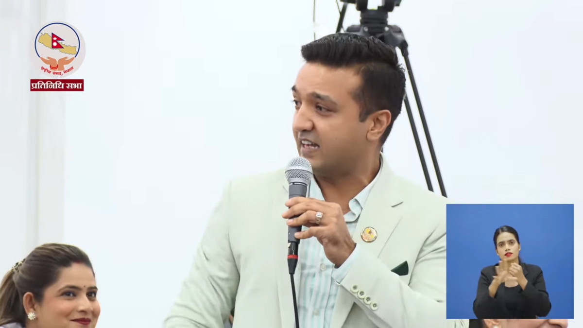 काठमाडौँ।वीरगञ्जस्थित नेशनल मेडिकल कलेजमा मेडिकल शिक्षाको नाममा चरम बेथिति र नक्कली प्राध्यापक खडा गरी ‘गोरखधन्दा’ चलाइएको भन्दै संसदमा प्रश्न उठेको छ । राष्ट्रिय स्वतन्त्र पार्टीका सांसद रहबर अन्सारीले शुक्रवारको प्रतिनिधि सभा बैठकमा विशेष समय लिएर बोल्दै कलेज प्रशासनको गैरकानुनी गतिविधिले विद्यार्थीको भविष्य अन्योलमा परेको भन्दै सरकारको ध्यानाकर्षण गराएका छन् । सांसद अन्सारीकाअनुसार नेशनल मेडिकल कलेजले झन्डै २५ जना नक्कली प्राध्यापक खडा गरी पोस्ट ग्राजुएट (पीजी) सिट लिएको छ । कलेजको यस्तो अवैध धन्दाविरुद्ध आवाज उठाउने विद्यार्थीहरूलाई विगत १० दिनदेखि होस्टेलबाट निकालिनुका साथै कलेज प्रवेशमा समेत रोक लगाइएको छ । सदनमा बोल्दै सांसद अन्सारीले चिकित्सा शिक्षा आयोगको निरीक्षण टोली आउँदा सुरक्षा गार्डहरूलाई बिरामी बनाएर बेडमा सुताउने र नक्कली प्राध्यापकहरू देखाएर राज्यलाई झुक्याउने काम भइरहेको दाबी गरेका छन् । यति मात्र होइन, कलेजले नेपाली विद्यार्थीसँग प्रति विषय पास गराइदिने नाममा ३ लाख र विदेशी विद्यार्थीसँग ५ लाख रुपैयाँसम्म असुल्ने गरेको र सो रकम लिने बित्तिकै उत्तरपुस्तिकामा आफैँ उत्तर भरेर पास गराइदिने गरेको समेत उनले आरोप लगाएका छन् । विगतका सत्तासीनहरूको आडमा कलेज सञ्चालकहरूले राज्य संयन्त्रलाई प्रभावमा पारेका कारण कारबाही नभएको उनको भनाइ छ । उनले भने, ‘यो मुन्ना भाइ फिल्मको कथा जस्तै रमाइलो लाग्न सक्छ, तर वास्तविकतामा यस्ता घटनाले सिंगो राज्यको स्वास्थ्य प्रणालीमाथि गम्भीर प्रश्न उब्जाएको छ । मेरिटोक्रेसीको आधारमा काम गरिरहेको वर्तमान सरकारले तत्काल छानबिन गरी ती विद्यार्थीहरूको व्यवस्थापन अन्य कलेजमा गर्नुपर्छ ।’ यस्तो बेथिति नरोकिए निकट भविष्यमै गलत उपचारका कारण गम्भीर स्वास्थ्य दुर्घटना निम्तिन सक्ने चेतावनीसमेत उनले दिएका छन् ।