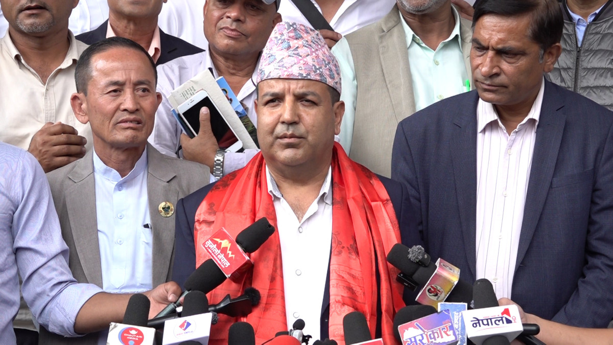 काठमाडौँ ।नेपाली काँग्रेसका नेता डा सुनिल शर्माले पार्टीको १५ औँ महाधिवेशनमा महामन्त्री पदमा उम्मेद्वारी दिने घोषणा गरेका छन् । शनिवार पार्टी कार्यालय सानेपामा पत्रकार सम्मेलन गरी उनले उम्मेद्वारी घोाषणा गरेका हुन् । उनले बदलिँदो राजनीतिक परिस्थितिमा पार्टीलाई जनतासँग प्रत्यक्ष जोड्ने उद्देश्यसहित महामन्त्री पदमा उम्मेदवारी दिने निर्णय गरेको बताएका छन् । उनले काँग्रेसलाई दूरदराजका नागरिकसँग जोड्दै सामान्य नागरिकका समस्या र आवश्यकतालाई राजनीतिको केन्द्रमा राखेर काम गर्ने आफ्नो अभियान रहेको बताएका छन् । लोकतन्त्र पुनःस्थापनाका लागि विगतमा आफूले नेपाल, भारत र अमेरिकासम्म विभिन्न तहमा राजनीतिक गतिविधि र ‘लभिङ’ गरेको स्मरण गर्दै कांग्रेससँग आफ्नो लामो राजनीतिक सम्बन्ध रहेको उल्लेख गरेका छन् । उनले भने, ‘हामी बीपी कोइराला, गिरिजाबाबुको क्षेत्रबाट सहभागी छौँ, हामी विराटनगरवासी, मोरङबासीहरूले त्यसमा गर्व पनि गर्छौं । अहिले बदलिँदो परिस्थितिमा नेपाली काङ्ग्रेसलाई जनतासँग प्रत्यक्ष रूपमा जोड्ने, दुरदराजमा भएका नेपाली नागरिकका पक्षमा काम गर्ने र २ छाक खानाको निम्ति सङ्घर्ष गरिरहेका र एउटा सामान्य रोग उपचार गर्नबाट वञ्चित भइरहेका तमाम हजारौँको सङ्ख्यामा देशमा विभिन्न दुरदराजमा रहेका नागरिकहरूको पक्षमा अनवरत रूपमा हामी काम गर्दै आएका छौँ । १२ बुँदे सम्झौतादेखि लिएर तत्कालीन प्रधानमन्त्री हाम्रो पार्टी सभापति गिरिजाप्रसाद कोईरालालाई हाउस एरेस्ट गरिरहेको बेला यहाँदेखि भारत हुँदै अमेरिका सम्म पुगेर डेमोक्रेटी डेमोक्रेसी रिनस्टेटको निम्ति लभिङ गर्दै आएको एउटा लामो इतिहास बोकेर आएको हुँ, मैले नेपाली काङ्ग्रेसको यसपालि महामन्त्री पदमा मैले आफ्नो उम्मेदवारी दर्ता गर्ने विचार गरेको छु, निर्णय गरेको छु र मेरा अग्रजहरू, मेरा साथीहरू र मुलुक भित्रबाट विभिन्न ठाउँबाट पाल्नुभएका तमाम नेपाली काङ्ग्रेसका सबै महाधिवेशन प्रतिनिधि ज्यूहरूलाई यो अभियानमा तपाईँहरूले साथ दिनुहुनेछ । हामीसँगै हातमा हात मिलाएर नेपाली काङ्ग्रेसलाई जनतासँग जोड्ने अभियान र काङ्ग्रेस बनाउने र काङ्ग्रेस बनिसकेपछी देश बनाउने, यो हाम्रो अभियानमा तपाईँहरूले साथ दिनुहुनेछ ।’ डा. शर्मा मोरङ–३ बाट काँग्रेसको केन्द्रीय महाधिवेशन प्रतिनिधिमा निर्वाचित भएका छन् । त्यसअघि शर्मा बेलबारी नगरपालिका–४ बाट क्षत्रिय प्रतिनिधिमा सर्वसम्मत चयन भएका थिए । शर्मा नेपाली काँग्रेसको राजनीतिमा २०५४ सालदेखि सक्रिय हुनुहुन्छ । काँग्रेसको १५ औँ महाधिवेशन आईतवारदेखी काठमाडौंको खुलामञ्चमा हुँदैछ ।