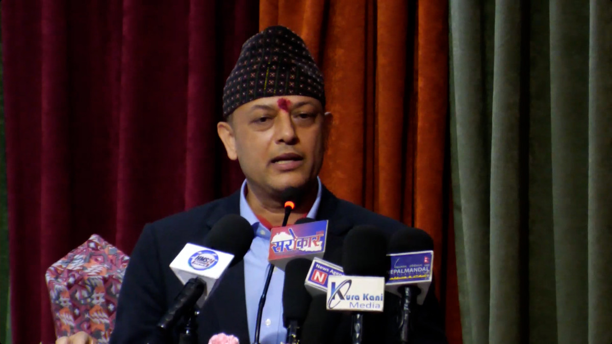 काठमाडौँ ।सभामुख डोलप्रसाद अर्यालले ललितपुरको कला, संस्कृति, सम्पदा र नेवारी भाषाको संरक्षणका लागि आवश्यक कानून निर्माणमा पहल गर्ने बताएका छन् । ललितपुरमा शनिवार आयोजित कार्यक्रममा उहाँले सम्पदा, संस्कृति, मठमन्दिर र भाषाको संरक्षणका लागि राज्यले आवश्यक कानूनी व्यवस्था गर्नुपर्ने बताएका हुन् । उनले अग्रजहरूले छाडेर गएका सम्पदा र संस्कृतिको संरक्षण गर्दै नयाँ पुस्तालाई हस्तान्तरण गर्नुपर्ने आवश्यकता रहेको बताए । आफू सामान्य नागरिक भएकाले स्थानीय समुदायसँग प्रत्यक्ष संवाद गर्न आफू सधैँ तयार रहेको बताउदै उनले मुलुक निर्माणमा नेवारी समुदायको महत्वपूर्ण योगदान रहेको उल्लेख गर्दै स्थानीय समुदायबाट प्राप्त सुझाव र समस्या कानुन निर्माण गर्ने तहसम्म पुर्याउन आफूले प्रयास गर्ने बताएका छन् । उनले देशको माटो चिनाउन नेवारी र थारु समुदायको महत्वपुर्ण भुमिका रहको बताएका छन् । उनले भने, ललितपुर यो संस्कृतिमा सम्पदामा मन्दिरमा भगवानको लागि मात्रै धनी होइन । देश निर्माण गर्नको लागि सम्पदा जोगाउनको लागि, संस्कृति जोगाउनको लागि नेवारी भाषालाई जोगाउनको लागि यहाँहरूको ठूलो देन छ । यो देशमा सबैभन्दा बढी माटो कसैले चिनेको छ भने सायद नेवारी समुदाय र थारु समुदाय होला जसले माटोलाई चिनेको छ । माटोसँगको त्यो सम्बन्ध विस्तार गरेको छ । देश निर्माण गर्नको लागि देशका पटक पटक देशमा भएका राजनीतिक आन्दोलनहरूमा त्यो गुठी आन्दोलन होला या अन्य कुनै आन्दोलन त्यसमा पनि नेवारी समुदाय, भ्यालीमा बसोवास गर्नुहुने दाजुभाइ दिदीबहिनीको त्यति नै महत्त्वपूर्ण योगदान छ । म धादिङमा जन्मेको मान्छे, काठमाडौं आउँदै गर्दा मेरो सुरुवातको बसोबास केही वर्ष ललितपुरको पाटन ढोकामा भएको थियो । त्यसकारणले पनि मेरो ललितपुरसँग छुट्टै सम्बन्ध छ । ललितपुरको मायाले ललितपुरको आशिर्वादले आज तपाईंहरू सबैको आशिर्वादले यो देशको न्यायपालिका, कार्यपालिका र व्यवस्थापिका मध्ये तीनवटा मध्ये एउटा व्यवस्थापिकाको कानुन निर्माण गर्ने ठाउँको जिम्मेवारी, त्यसको नेतृत्व गर्ने त्यो सौभाग्य मिलेको छ । यो तपाईंहरू सबैजनाको आशिर्वादले हो र म तपाईहरूसँग ऋणी छु। किन हामीले धेरै काम गर्नुपर्ने छ, हाम्रा छोराछोरीहरूको भविष्य निर्माणको लागि हामीले यो देशमा धेरै काम गर्न बाँकी छ, कानुनहरू निर्माण गर्न बाँकी छ, हाम्रा अग्रजहरूले छोडेर जानुभएको हामीले बिर्सन नै नहुने हाम्रा सम्पदाहरूलाई, संस्कृतिहरूलाई, मठ मन्दिरहरूलाई हामीले जोगाएर राख्नको लागि हामीले विभिन्न कानुनहरू निर्माण गर्नुपर्ने छ । त्यो ठाउँमा पुग्ने एउटा सौभाग्य मैले प्राप्त गरेको छु । त्यसमा म तपाईंहरूको कारिन्दाको रूपमा, एउटा कामदारको रूपमा तपाईंहरूले दिएको जिम्मेवारीलाई पूरा गर्ने त्यो जिम्मेवारी लिएर त्यहाँ पुगेको हुँ । म अत्यन्तै साधारण तपाईंहरूजस्तै मान्छे हुँ । मलाई बोलाउनको लागि विशेष कार्यक्रम केही चाहिँदैन । यहाँको दुःख–सुख, यहाँ के काम गर्नुपर्ने रहेछ, हामीले त्यसलाई कानुन निर्माण गर्ने ठाउँमा पु¥याउनलाई कोसिस गर्छु ।’ उनले ललितपुरको नेवारी संस्कृति र खानाप्रतिको आफ्नो रुचिसमेत व्यक्त गरेका छन् । संग्रहालय तथा सम्पदा अवलोकनका साथै नेवारी खाना खानका लागि ललितपुर जानुपर्ने उनको भनाई छ ।