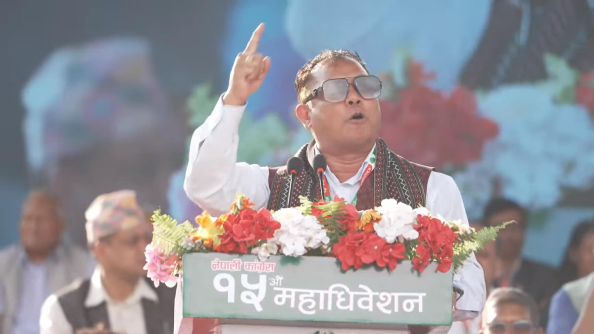 काठमाडौँ। नागरिक उन्मुक्ति पार्टी, नेपालका संस्थापक रेशमलाल चौधरीले गणतन्त्रसँगै पहिचान र धर्म साटिएको भन्दै प्रश्न उठाएका छन् । आईतवारबाट काठमाडौंको खुलामञ्चमा आयोजित नेपाली काँग्रेसको १५ औँ महाधिवेशनका क्रममा उनले संविधानमा अधिकार सुनिश्चित गरिए पनि कार्यान्वयनको पाटो फितलो रहेको भन्दै राज्यको उच्च ओहोदामा थारू समुदायको पहुँचबारे नेतृत्वसँग जवाफ माग गरेका छन् । चौधरीले लोकतान्त्रिक आन्दोलनमा आफ्नो समुदायको योगदानको स्मरण गराए । उनले १९ दिने जनआन्दोलनमा आफूहरू पनि सहभागी भएको र गणतन्त्र ल्याउन लाठी तथा पानीको फोहरा खाएको स्मरण गर्दै गणतन्त्र प्राप्तिपछि पहिचान र धार्मिक आस्थामाथि प्रश्न उठेको जिकिर गरेका छन् । चौधरीले नेपाली काँग्रेसले कमैया मुक्ति र संविधान निर्माणमा खेलेको भूमिकाको प्रशंसा गर्दै संविधानमा लेखिएका अधिकारहरू व्यवहारमा नआएको गुनासो गरेका छन् । उनले ६/७ प्रतिशत जनसंख्या ओगटेको थारू समुदाय अझै पनि राज्यको निर्णायक तहमा पुग्न नसकेको भन्दै प्रधानन्यायाधीश, सेनापति र मुख्यसचिवजस्ता पदमा थारू समुदायको प्रतिनिधित्व कहिले हुने भनी प्रश्न गरेका छन् । उनले भने, ‘आजका सभापति गगन थापा हुनुहुन्छ । तर गगनजी, त्यो आन्दोलनमा हामी पनि समाहित थियौँ । हामीले पनि लाठी खायौँ, पानीका फोहोरा खायौँ । १९ दिने जनआन्दोलनमा हामीले पनि सहभागिता जनायौँ । त्यो आन्दोलनमा हामीले गणतन्त्र ल्यायौँ। त्यतिबेला हामीले नारा लगायौँ । नेपाली काँग्रेस जिन्दाबाद, हाम्रो नेपाल जिन्दाबाद । गणतन्त्र नेपाल जिन्दावाद । तर गगनजी, एउटा प्रश्न छ । त्यो १९ दिने जनआन्दोलनबाट गणतन्त्र प्राप्त भयो, तर गणतन्त्रसँगै मेरो धर्म र पहिचान किन साटियो ? हामी स्पष्ट रूपमा भन्न चाहन्छौँ । हाम्रो पहिचानसँग कुनैपनि कुराको साटफेर गर्न पाइँदैन । हाम्रो दशैँको जमरा, हाम्रा दिदीबहिनीले लगाउने टीका र सप्तरङ्गी मालासँग हामी कुनै पनि कुरा साटफेर गर्न तयार छैनौँ । हाम्रो धर्म, संस्कृति र पहिचान हाम्रो अस्तित्वसँग जोडिएका विषय हुन् । त्यति मात्र होइन, नेपालको संविधान निर्माणमा नेपाली काँग्रेसले महत्वपूर्ण भुमिका निर्वाह गरेको छ । नेपाली कांग्रेसले संविधान निर्माणमा मात्र होइन, म सुदूरपश्चिमको र थारू समुदायको व्यक्ति भएकाले गर्वका साथ भन्न चाहन्छु । नेपाली काँग्रेसकै सरकारले कमैया मुक्ति अभियानलाई पनि अघि बढाएको थियो ।’ टीकापुरलाई जिल्ला बनाउनुपर्ने पुरानो मागलाई पुनः दोहोर्याएका छन् ।