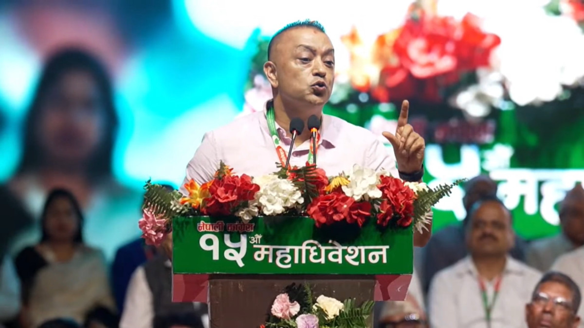 काठमाडौँ।नेपाली काँग्रेसका सभापति गगनकुमार थापाले पार्टीको पुरानो मूल्य र मान्यताको रक्षा गर्दै कार्यशैली र संस्कारमा आमूल परिवर्तन गर्नुपर्नेमा जोड दिएका छन् । काठमाडौंको खुलामञ्चमा आईतवारबाट शुरु भएको पार्टीको १५ औं महाधिवेशनलाई सम्बोधन गर्दै थापाले काँग्रेसको पहिचान केवल चुनाव जित्ने र पद प्राप्त गर्ने खेलमा सिमित हुन नहुने भन्दै संगठनलाई जनताको दुःखमा साथ दिने बलियो शक्ति बनाउनुपर्ने बताएका छन् । थापाले पार्टीको वैचारिक जग वीपी कोइराला र गणेशमान सिंहको त्यागबाट निर्मित भएको स्मरण गराउँदै काँग्रेसको विचार र मूल्यलाई कायमै राखेर काम गर्ने शैली, भाषा, सोच र संस्कृति बदल्नुपर्ने बताएका छन् । उनले संगठनको अर्थ केवल कार्यालय वा अधिवेशन मात्र नभएर जनतासँगको जीवन्त सम्बन्ध भएको प्रस्ट पारेका छन् । उनले पार्टीभित्रको सांगठनिक शिथिलतालाई चिर्दै कार्यकर्ताहरूलाई वडा तहसम्म पुगेर जनतासँग एकाकार हुन निर्देशन दिएका छन् । पार्टी पूर्वसभापति शेरबहादुर देउवाको उपस्थितिलाई लिएर उठेका प्रश्नमा उहाँले संयमित प्रतिक्रिया दिँदै देउवाको मान राख्न कुर्सी खाली राखेको तर नआउनुभएको बताएका छन् । उनले भने, ‘काँग्रेस हुनुको अर्थ केवल पार्टीको झण्डा बोक्नु, नारा लगाउनु वा चुनावमा उम्मेदवार उठाउनु र जिताउनु मात्र होइन । नेपाली काँग्रेस त्योभन्दा धेरै माथिको विचार, मूल्य र आदर्शबाट बनेको पार्टी हो । हामी बदलिन आएका छौँ । बदलिनुको अर्थ आफ्नो मूल्य र आत्मा त्याग्नु होइन, वीपी कोइराला र गणेशमान सिंहले स्थापित गरेका आदर्शलाई निरन्तरता दिँदै हाम्रो शैली, भाषा, व्यवहार, सोच, संस्कार र कार्यशैली परिवर्तन गर्नु हो । महाधिवेशन सकिएपछि फोटो खिचेर फर्किने होइन । प्रत्येक प्रतिनिधि वडा–वडामा पुगेर संगठनलाई जनतासँग जोड्नुपर्छ । संगठनको अर्थ पार्टी कार्यालय वा अधिवेशन मात्र होइन । किसान, युवा, अल्पसंख्यक वा अप्ठ्यारोमा परेको जुनसुकै नागरिकले पार्टी खोज्दा उसको साथमा उभिन सक्नु नै संगठन र काँग्रेस हुनुको वास्तविक अर्थ हो । शेरबहादुर देउवाप्रति सम्मान केवल उहाँको ढोकामा गएर सलामी दिएर होइन, उहाँले काम गर्नुभएको पार्टीलाई अझ अग्लो, बलियो र फराकिलो बनाएर गर्नुपर्छ । काँग्रेस छोडेर जानुभएका साथीहरूलाई पनि हामी भन्न चाहन्छौँ, तपाईंहरूले कांग्रेस छोड्नुभएको होइन, हाम्रो व्यवहारका कारण काँग्रेसले तपाईंहरूलाई छोडेको हो । तपाईंहरूको मनमा चोट पु¥याएको हामी स्वीकार गर्छौँ । अब काँग्रेस फेरि तपाईंहरूलाई जोड्न आउनेछ । यही संकल्पका साथ काँग्रेसलाई नयाँ ऊर्जा, नयाँ शैली र जनतासँग अझ गहिरो सम्बन्ध भएको पार्टी बनाऔँ ।’ महाधिवेशनबाट पारित हुने कार्यदिशाले काँग्रेसलाई नयाँ उचाईमा लैजाने उनको विश्वास छ ।