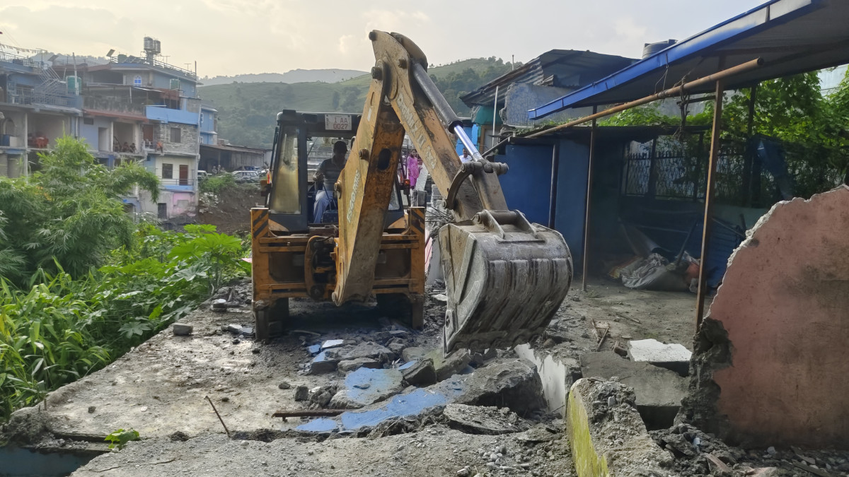 पोखराको फिर्के खोला अतिक्रमणविरुद्ध महानगरको बुलडोजरः हालसम्म २६ अवैध संरचना भत्काइयो
