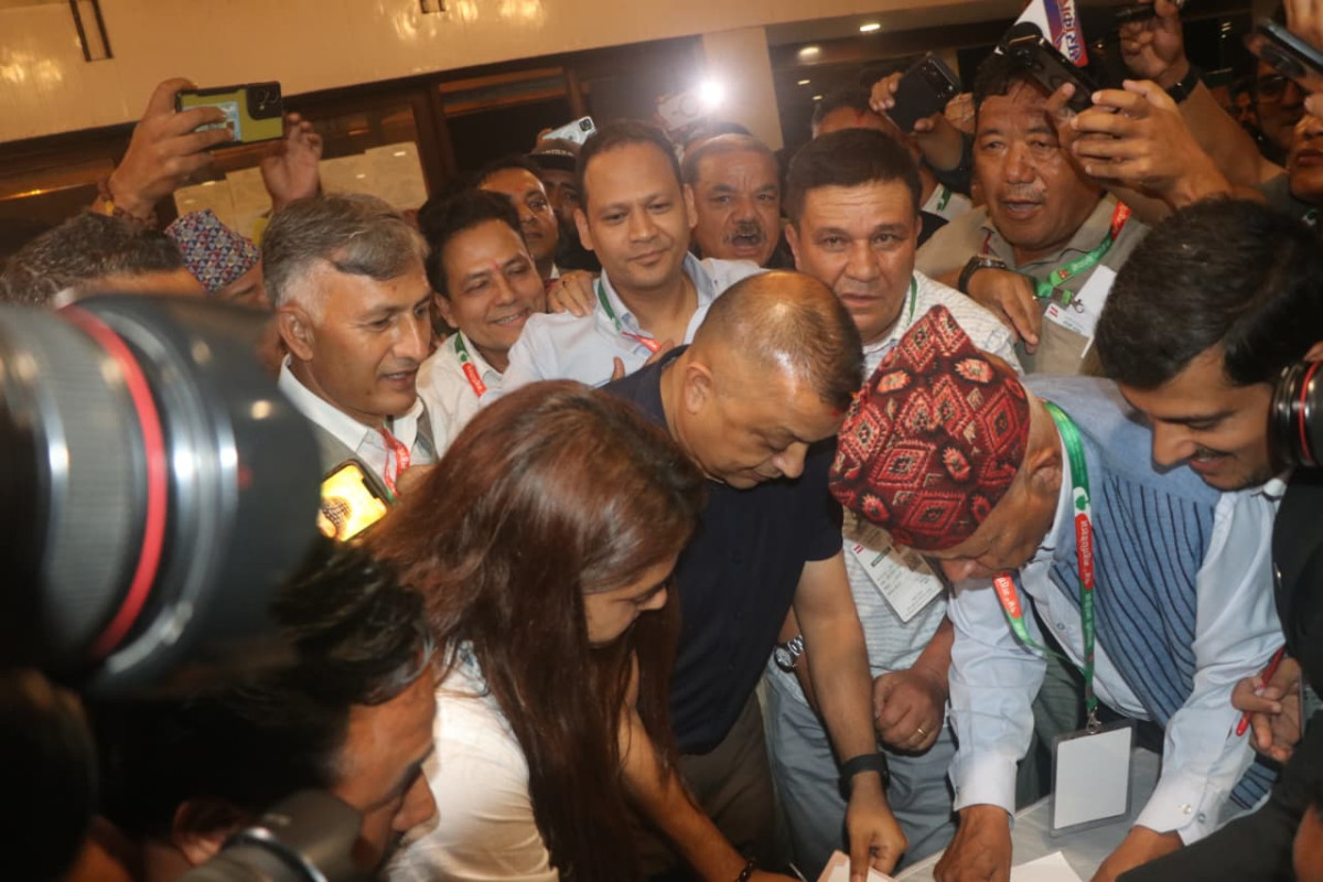काँग्रेसको १५ औँ महाधिवेशनः सभापति पदका लागि गगन थापाद्वारा उम्मेदवारी दर्ता