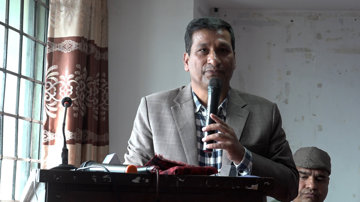 काठमाडौं । नेपाल कम्युनिस्ट पार्टीका नेता शक्तिबहादुर बस्नेतले नेपाली कम्युनिस्ट आन्दोलन पछिल्लो समय ध्रुविकरणबाट एकीकरणको चरणमा प्रवेश गरेको बताएका छन् । बुधवार काठमाडौंमा आयोजित एक कार्यक्रमलाई सम्बोधन गर्दै उनले सशस्त्र संघर्ष र शान्तिपूर्ण प्रतिष्पर्धाको उचित संयोजन नै नेपालको सामाजिक रूपान्तरणको मुख्य आधार भएको दाबी गरेका छन् । नेता बस्नेतले कम्युनिस्ट आन्दोलनको विगतको समीक्षा गर्दै यसलाई चारवटा कालखण्डमा विभाजन गरेर हेर्नुपर्ने बताएका छन् । उनकाअनुसार २०४७ सालपछिको समयलाई शक्ति सञ्चय र सशस्त्र आन्दोलनको कालका रूपमा बुझ्नुपर्छ । आन्दोलनले बहुआयामिक स्वरूप ग्रहण गरेको बताउँदै उनले यसको योगफलले नै आजको परिवर्तन सम्भव भएको बताएका छन् । बस्नेतले कम्युनिस्ट नेता तथा कार्यकर्ताहरूले विगतका आग्रह र अहं त्यागेर वस्तुगत यथार्थलाई आत्मसात गर्नुपर्नेमा जोड दिएका छन् । वर्तमान समयमा देखिएका राजनीतिक परिणामहरूलाई लिएर उहाँले आत्मसमीक्षाको खाँचो औँल्याएका छन् । नेता बस्नेतले भने, ‘नेपालको कम्युनिस्ट आन्दोलनको समग्र समीक्षा गर्दा यसको यात्रा एकीकरण, पुनर्गठन र ध्रुवीकरण हुँदै अहिले फेरि ध्रुवीकरणबाट एकीकरणतर्फ अघि बढेको देखिन्छ। आन्दोलनका अनुभव, विकासक्रम र हाम्रो चेतनाले पनि यही निष्कर्षतर्फ संकेत गर्छन् । २०४७ सालपछि हामीले शक्ति सञ्चय र सशस्त्र आन्दोलनलाई फरक–फरक मूल्यका रूपमा अघि बढायौँ । तर सामाजिक रूपान्तरणको गुणात्मक परिणाम त्यतिबेला आयो, जब यी विभिन्न धार र अनुभवहरू एक ठाउँमा समायोजित र एकीकृत भए । यो हाम्रो वस्तुगत यथार्थ हो । तर आफ्ना विगतका भूमिका, आग्रह र मान्यताका कारण हामीलाई कहिलेकाहीँ यो यथार्थलाई पूर्ण रूपमा स्वीकार गर्न कठिन हुन्छ । हामीले गरेका सबै कुरा सही थिए भन्ने आग्रहभन्दा माथि उठेर इतिहास र परिणामबाट सिक्न आवश्यक छ । सामाजिक परिवर्तन कुनै एकरेखीय प्रक्रियाबाट भएको होइन । विभिन्न विचार, संघर्ष र आन्दोलनका बहुरेखीय अनुभवहरूको समग्र परिणामले आजको परिवर्तन निर्माण गरेको हो । त्यसैले अब ती सबै अनुभवलाई नयाँ ढङ्गले संश्लेषण र वैचारिक पुनव्र्याख्या गर्नुपर्ने आवश्यकता छ । कम्युनिस्ट आन्दोलनले अब आत्मसमीक्षा गर्दै वस्तुगत यथार्थलाई स्वीकार गर्नुपर्छ । हामीले सबै कुरा सही गरेका थियौँ भने आजको परिणाम किन आयो भन्ने प्रश्नको इमानदार जवाफ खोज्नुपर्छ । अहिलेको आवश्यकता दोष खोज्नु मात्र होइन, अनुभवबाट शिक्षा लिँदै नयाँ वैचारिक संश्लेषणसहित आन्दोलनलाई पुनर्गठित गर्नु हो ।’ यदि विगतमा सबै निर्णयहरू पूर्ण रूपमा सही हुन्थे भने वर्तमानका जटिलताहरू पैदा नहुने उनको तर्क छ ।