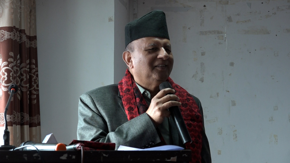 काठमाडौं । नेकपा एमालेका महासचिव शंकर पोखरेलले परम्परागत राजनीतिक दलहरूप्रति नागरिकमा बढ्दो वितृष्णाको मुख्य कारण समाजमा मौलाएको उपभोक्तावादी प्रवृत्ति र आम्दानी–खर्चबीचको खाडल भएको बताएका छन् । बुधवार काठमाडौंमा आयोजित एक कार्यक्रममा बोल्दै महासचिव पोखरेलले विकासका भौतिक पूर्वाधार मात्रै जनताको मत जित्न पर्याप्त नहुने भन्दै वामपन्थी आन्दोलनलाई नयाँ वैचारिक धरातलमा पुनर्गठित गर्नुपर्नेमा जोड दिएका छन् । महासचिव पोखरेलले नेकपा एमालेले विगतमा गरेका सडक, पुल, भवन निर्माण र सामाजिक सुरक्षा भत्ताजस्ता गौरवपूर्ण कार्यहरूको चर्चा गरे पनि जनताको बदलिँदो मनोविज्ञान बुझ्न चुकेको स्वीकार गरेका छन् । उनकाअनुसार आधुनिक समाजमा पूर्वाधार विकासले निम्त्याएको उपभोक्तावाद चरम अवस्थामा पुगेको छ । यसले नागरिकको खर्च गर्ने आकांक्षा बढाए पनि आम्दानीको स्रोत सोही अनुपातमा बढ्न नसक्दा समाजमा आर्थिक असन्तुलन पैदा भएको छ । वामपन्थी आन्दोलनलाई पुनर्जीवित गर्न इतिहासको गौरवगाथाबाट शिक्षा लिँदै वर्तमानका चुनौतीलाई सम्बोधन गर्नेगरी वैचारिक संश्लेषण आवश्यक रहेको उनको तर्क छ । आन्दोलनको ध्रुवीकरण र वैचारिक पुनर्गठन नै भविष्यको राजनीतिक यात्राको मुख्य आधारशिला बन्नुपर्नेमा उनले जोड दिएका छन् । महासचिव पोखरेलले भने, ‘हाम्रो आन्दोलनको ध्रुवीकरणको आधार वैचारिक पुनर्गठन हो । इतिहासबाट शिक्षा लिँदै आजका चुनौती र भविष्यका आवश्यकतालाई केन्द्रमा राखेर नयाँ वैचारिक संश्लेषणसहित आन्दोलनलाई पुनर्गठित गर्नुपर्छ । यसले नै नेपालको वामपन्थी आन्दोलनलाई बलियो बनाउन सक्छ । हामीले विगतमा सडक, पुल, भवन निर्माणदेखि सामाजिक सुरक्षा भत्ता, स्वास्थ्य बीमा र योगदानमा आधारित सामाजिक सुरक्षाजस्ता महत्वपूर्ण काम गरेका छौँ । त्यसमा गर्व गर्नुपर्छ । तर यति मात्र पर्याप्त छैन । आज नागरिकको मनोविज्ञान, आवश्यकता र चुनौती बदलिएका छन् । पुराना राजनीतिक दलप्रतिको असन्तुष्टि केवल सामाजिक सञ्जाल वा एल्गोरिदमका कारण होइन । हाम्रो समाजमा उपभोक्तावाद बढ्दै गएको छ, खर्च गर्ने अवसर विस्तार भएका छन् तर आम्दानीका स्रोत त्यही अनुपातमा विस्तार हुन सकेका छैनन् । आम्दानी र खर्चबीचको यो बढ्दो अन्तरले सामाजिक प्रतिष्ठाका लागि अनावश्यक खर्च गर्ने प्रवृत्ति बढाएको छ । त्यसले भ्रष्टाचार, अपराधीकरण, पैतृक सम्पत्तिको क्षयीकरण, डनगिरी र सामाजिक अराजकता जन्माइरहेको छ । त्यसैले अबको वाम आन्दोलनले यिनै नयाँ सामाजिक यथार्थ र चुनौतीलाई केन्द्रमा राखेर आफ्नो विचार, नीति र संगठनको पुनर्गठन गर्नुपर्छ ।’ महासचिव पोखरेलले राजनीतिक दलहरूले केवल भौतिक विकासमा मात्र केन्द्रित नभई नागरिकको बदलिँदो जीवनशैली र आर्थिक मनोविज्ञानलाई सम्बोधन गर्नुपर्ने आवश्यकता औँल्याएका छन् ।