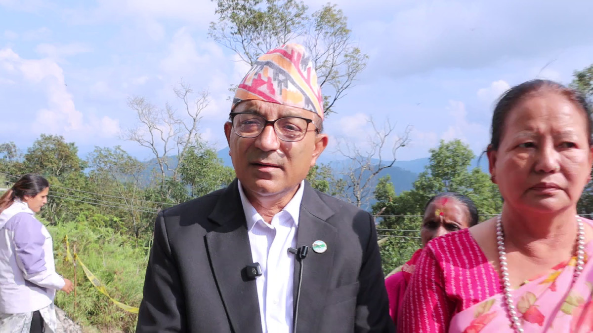 काठमाडौं ।पोखरा महानगरपालिका वडा नं. २८ माझठानामा विद्यार्थी बोकेको कालिका बोर्डिङ स्कुलको बस दुर्घटना हुँदा ५ जनाको मृत्यु भएको छ । उक्त घटनाको सत्यतथ्य पत्ता लगाउन र भविष्यमा यस्ता घटना दोहोरिन नदिन पोखरा महानगरपालिकाले ५ सदस्यीय छानबिन समिति गठन गरेको हो । शुक्रवार बिहान ट्युसन पढ्न जाँदै गरेका विद्यार्थी बोकेको बस कालिकास्थित ओख्लेको भिरबाट खस्दा ५ जनाले ज्यान गुमाएका छन् । बसमा चालक, सहचालक र विद्यार्थी गरी २२ जना सवार थिए । घटनालगत्तै उद्धार कार्य शुरु गरिए पनि ५ जनालाई बचाउन नसकिएको महानगरका मेयर धनराज आचार्यले जानकारी दिएका छन् । दुर्घटनाको कारण पहिचान गर्न महानगरले वरिष्ठ शिक्षा अधिकृत बद्रीनाथ सुवेदीको संयोजकत्वमा पाँच सदस्यीय छानबिन समिति गठन गरेको छ । समितिमा मेकानिकल इन्जिनियर, महानगर शिक्षा समितिका सदस्य, नगर प्रहरी निरीक्षक र ट्राफिक सहायक निरीक्षक सदस्य रहेका छन् । उक्त समितिलाई ५ दिनभित्र घटनाको विस्तृत अध्ययन गरी प्रतिवेदन पेस गर्न निर्देशन दिइएको छ । मेयर आचार्यले घटनाप्रति गहिरो दुःख व्यक्त गर्दै घाइतेहरूको उपचारमा कुनै कसर बाँकी नराख्न निर्देशन दिएका छन् । घटनास्थलको निरीक्षणपछि बोल्दै मेयर आचार्यले भने, ‘सडकको अवस्था हेर्दा दुर्घटना हुने खालको बाटो देखिँदैन, तर पनि यसरी दुर्घटना हुनु गम्भीर विषय हो । छानबिन समितिले यसको प्राविधिक र अन्य पक्षबाट सत्यतथ्य बाहिर ल्याउनेछ ।’ यसअघि पनि विद्यालयका सवारीसाधनको सुरक्षा मापदण्डका विषयमा महानगरले कडाइ गरेको भएपनि पुनः दुर्घटना हुनुले चुनौती थपेको छ । विद्यालयका बसहरूमा अनिवार्य सुरक्षा मापदण्ड, नियमित जाँच र पहेँलो रङको मापदण्डको पालना भए–नभएको विषयमा अब थप कडाइ गरिने मेयर आचार्यले बताए । प्रतिवेदन प्राप्त भएपछि दोषीउपर कडा कारबाही प्रक्रिया अघि बढाउने महानगरको तयारी छ ।