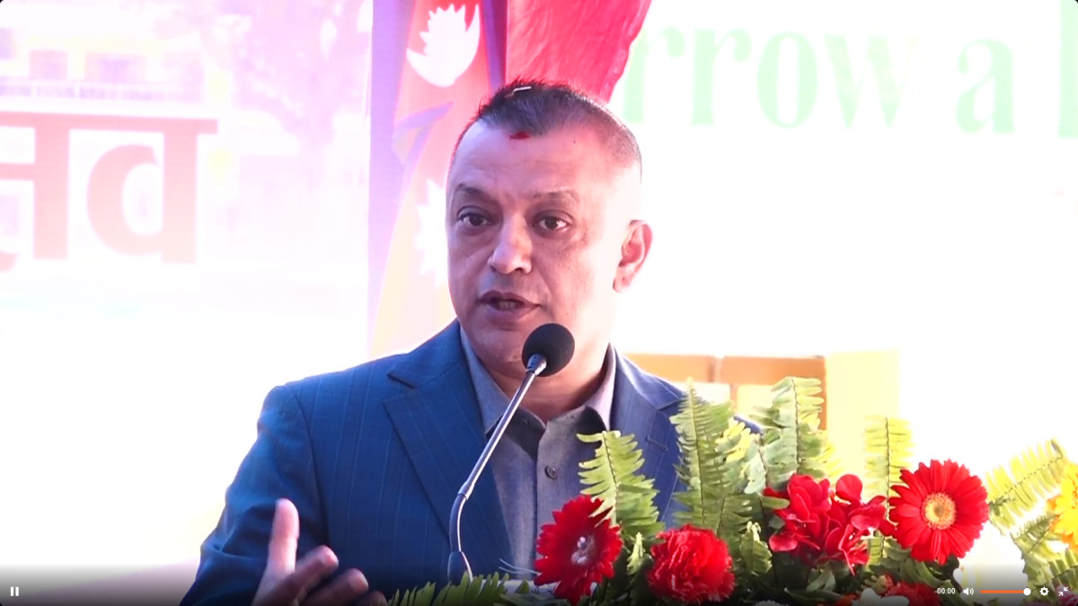 काठमाडौं ।नेपाली काँग्रेसका सभापति गगनकुमार थापाले बदलिँदो विश्व परिवेश र कृत्रिम बौद्धिकताको होडबाजीसँग जुध्न नेपालले शिक्षा र मानव संसाधनमा आमूल परिवर्तन गर्नुपर्ने बताएका छन् । शनिवार पशुपति मित्र माध्यमिक विद्यालयको हिरक जयन्ती समारोहलाई सम्बोधन गर्दै थापाले विद्यालय तहको सिकाइमा देखिएको गम्भीर संकट समाधान गर्दै विद्यार्थीलाई भविष्यका लागि सक्षम बनाउनुपर्ने बताएका हुन् । थापाले विगतमा शिक्षा र स्वास्थ्यलाई सामुदायिक सम्पत्तिको रूपमा स्थापित गर्ने मौका गुमाएकोमा चिन्ता व्यक्त गरेका छन् । वर्तमान शिक्षण सिकाइ विधिलाई परिमार्जन गर्न जरुरी रहेको बताए । अबको युगमा के सिकाउने भन्दा पनि कसरी सिक्ने भन्नेकुरा सिकाउनु महत्वपूर्ण रहेको बताएका छन् । उनले केही वर्षभित्रै प्रत्येक विद्यार्थीसँग एआई ट्युटर हुनसक्ने सम्भावना औंल्याएका छन् । प्रविधिले ल्याउने द्रुत परिवर्तनसँगै विद्यार्थीलाई विश्व नागरिकका रूपमा तयार पार्नुपर्ने बताएका छन् । उनले स्थानीय माटोको संस्कार र विश्वव्यापी प्रतिष्पर्धात्मक क्षमताको सन्तुलन मिलाउनुपर्नेमा जोड दिएका छन् । सभापति थापाले देशको सबभन्दा ठूलो तागत जलस्रोतभन्दा पनि ‘ह्युमन रिसोर्स’ (मानव संसाधन) भएको दाबी गरेका छन् । सभापति थापाले भने, ‘हामीले शिक्षा र स्वास्थ्यलाई सामुदायिक सम्पतीका रूपमा विकास गर्ने अवसर गुमायौँ । अब त्यसलाई पुनस्र्थापित गर्दै अघि बढ्नु आवश्यक छ । आज विश्व कृत्रिम बौद्धिकता र प्रविधिको तिब्र परिवर्तनबाट गुज्रिरहेको छ । यस्तो अवस्थामा हाम्रा बालबालिकालाई गुणस्तरीय शिक्षा, सिक्ने सीप, आत्मविश्वास र मानसिक दृढता दिनु हाम्रो प्रमुख दायित्व हो । उनीहरूलाई आफ्नो संस्कार र माटोसँग जोड्दै विश्व नागरिकका रूपमा तयार गर्नुपर्छ । हाम्रो सबैभन्दा ठूलो लगानी विद्यालय र बालबालिकामा हुनुपर्छ, किनकि हाम्रो सबैभन्दा ठूलो शक्ति मानव संसाधन हो । पशुपति मित्र माध्यमिक विद्यालयले समुदायलाई जोडेर गरेको कामका लागि म सबैप्रति हार्दिक आभार व्यक्त गर्दछु र विद्यालयको उत्तरोत्तर प्रगतिको कामना गर्दछु ।’ सभापति थापाले पार्टीको महाधिवेशनबाट निर्वाचित भएपछिको पहिलो सार्वजनिक कार्यक्रम आफ्नै गाउँ र आफूलाई हुर्काउने विद्यालयको कार्यक्रममा सहभागी हुन पाएकोमा खुशी व्यक्त गरेका छन् ।