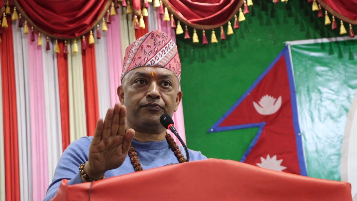 काठमाडौँ ।नेपाली काँग्रेसका सभापति गगनकुमार थापाले पार्टीबाट टाढिएका मतदातासँग पुनः सम्बन्ध स्थापित गर्न आगामी मंसिरमा एकमहिने संवाद अभियान सञ्चालन गर्ने बताएका छन् । पोखरामा मंगलवार आयोजित कार्यक्रममा बोल्दै सभापति थापाले वर्षौँदेखि काँग्रेससँग जोडिएका तर पछिल्लो समय पार्टीलाई मतदान नगरेका मतदातासँग संवाद गर्नुपर्ने बताएका हुन् । मतदाताले काँग्रेसलाई मत नदिनुको कारण खोज्नुपर्ने उल्लेख गर्दै उनले उनीहरूको घरमै पुगेर गुनासा सुन्न र प्रश्नको जवाफ दिन पार्टीका नेता तथा कार्यकर्तालाई आग्रह गरेका छन् । उनले काँग्रेसको १५ औँ महाधिवेशनपछि पार्टी नयाँ सोच र सङ्कल्पसहित अघि बढेको उल्लेख गर्दै विगतमा पार्टीबाट टाढिएका मतदाताका गुनासा सम्बोधन गर्न सक्ने विश्वास व्यक्त गरेका छन् । काँग्रेसले विगतमा गरेका कामको चर्चा मात्र नगरी वर्तमानका समस्या समाधान गर्ने प्रतिबद्धतासहित जनतामाझ जानुपर्ने उनको भनाइ छ । थापाले पार्टीभित्र नयाँ र पुराना पुस्ताबीच समन्वय आवश्यक रहेको पनि बताएका छन् । नयाँ पुस्तासँग नयाँ सोच र ज्ञान रहेको तथा पुराना पुस्तासँग अनुभव रहेको उल्लेख गर्दै उहाँले दुवै पुस्तालाई सँगै लिएर जानुपर्नेमा जोड दिएका छन् । पार्टीका सबै संगठनात्मक संरचनामा चार पुस्ताको उपयुक्त प्रतिनिधित्व सुनिश्चित गर्नुपर्ने उनको भनाइ छ । आगामी स्थानीय तह निर्वाचनमा पनि पुराना र नयाँ नेताकार्यकर्तालाई समेट्दै महिलालाई पर्याप्त जिम्मेवारी दिनुपर्ने तथा सबै जातजाति, भाषाभाषी र समुदायको प्रतिनिधित्वमा ध्यान दिनुपर्ने सभापति थापाले बताए । स्थानीय तहका उम्मेदवार छनोटमा पनि तल्लो तहका पार्टी सदस्यलाई निर्णायक भुमिका दिनुपर्ने थापाले उल्लेख गरेका छन् । पार्टीको विधानअनुसार पोखरा महानगरपालिकाको उम्मेदवार पोखराकै पार्टी सदस्यले र स्याङ्जा तथा तनहुँका उम्मेदवार सम्बन्धित जिल्लाकै पार्टी सदस्यले छनोट गर्ने बताए । पार्टीका नेता तथा सम्भावित उम्मेदवारहरू केन्द्रमा सिमित नभई गाउँ, वडा र टोलसम्म पुग्नुपर्नेमा जोड दिँदै थापाले काँग्रेसको काम गर्ने शैली र नेताहरूको व्यवहार परिवर्तन गर्नुपर्ने बताएका छन् । सभापति थापाले भने, ‘नयाँ पुस्तालाई पुरानासँग अनुभव छैन भन्ने लाग्छ भने पुरानो पुस्तालाई नयाँसँग अनुभव छैन भन्ने लाग्न सक्छ । तर नयाँ र पुराना दुवै पुस्तासँग आ–आफ्नै ज्ञान र अनुभव छन् । त्यसैले पार्टीभित्र चारै पुस्ताको उचित प्रतिनिधित्व सुनिश्चित गर्दै सबैलाई सँगै लिएर अघि बढ्नुपर्छ । स्थानीय निर्वाचनमा महिला, सबै जातजाति, भाषाभाषी र समुदायलाई उचित अवसर दिनुपर्छ । १५ औँ महाधिवेशनपछि नेपाली काँग्रेसले वर्षौँदेखि पार्टीसँग जोडिएका तर पछिल्लो समय टाढिएका मतदातासँग पुनः संवाद गर्नुपर्छ । उनीहरूलाई दोष दिने होइन, उनीहरूको घरमा पुग्ने, गुनासा सुन्ने र विश्वास पुनः स्थापित गर्ने अभियान चलाउनुपर्छ । यसका लागि मंसिर महिनाभरि देशव्यापी संवाद अभियान सञ्चालन गर्न प्रश्ताव गर्दछु । अब नेताहरू केन्द्रमा मात्र सिमित भएर बस्ने होइन, गाउँ, वडा र टोलसम्म पुग्नुपर्छ । स्थानीय निर्वाचनका उम्मेदवार स्थानीय पार्टी सदस्यले नै छान्ने व्यवस्था गरिएको छ। त्यसैले उम्मेदवार बन्न चाहनेदेखि पार्टीका नेतासम्म जनतामाझ पुग्नुपर्छ । नेताहरूको स्वागतमा तामझाम गर्ने, लामो सवारीसाधनको लस्कर लगाउने र जनताबाट टाढा रहने प्रवृत्ति बदल्नुपर्छ । जनताले नेताहरूलाई सहजै भेट्न, आफ्ना कुरा राख्न र उनीहरूका कुरा सुन्न पाउनुपर्छ। काम गर्ने, सोच्ने र जनतामाझ पुग्ने शैलीमा परिवर्तन आएपछि मात्र जनताले पार्टी बदलिएको अनुभूति गर्नेछन् । नेपाली काँग्रेसको नेतृत्व गर्नु भनेको पार्टीलाई मात्र सम्हाल्नु होइन, नेपालको लोकतान्त्रिक अभ्यासलाई पनि बलियो बनाउनु हो । यो जिम्मेवारी पूरा गर्न सबैको साथ, सहयोग र विश्वासको अपेक्षा गर्दछु । साथै, आज सम्मानित सबै व्यक्तित्वप्रति पार्टीका तर्फबाट हार्दिक सम्मान व्यक्त गर्दछु ।’ नेताहरू विमानस्थलमा आउँदा लामो तामझामसहित स्वागत गर्ने, माला र खादा लिएर लामवद्ध हुने तथा सर्वसाधारणबाट टाढा रहने प्रवृत्तिले जनतामा नकारात्मक सन्देश जाने उनको भनाइ छ । नेताहरू सर्वसाधारणसँग सहजै भेटिने, उनीहरूका कुरा सुन्ने र जनताकै बीचमा रहेर काम गर्ने वातावरण बनाउनुपर्ने उहाँले बताएका छन् । आफूले पार्टी सभापतिको जिम्मेवारीलाई नयाँ अध्यायका रूपमा लिएको उल्लेख गर्दै उनले आगामी चार वर्ष पार्टीलाई व्यवस्थित र जनतासँग जोडेर अघि बढाउने प्रतिवद्धता व्यक्त गरेका छन् । नेपाली काँग्रेसलाई सम्हाल्नु पार्टीको संगठन व्यवस्थापनमा मात्र सिमित नभई नेपालको लोकतान्त्रिक अभ्यासलाई बलियो बनाउने जिम्मेवारीसमेत भएको उनको भनाइ छ । यसका लागि पार्टीका नेता, कार्यकर्ता र शुभेच्छुकको निरन्तर साथ र सहयोग आवश्यक रहेको उनले बताएका छन् ।