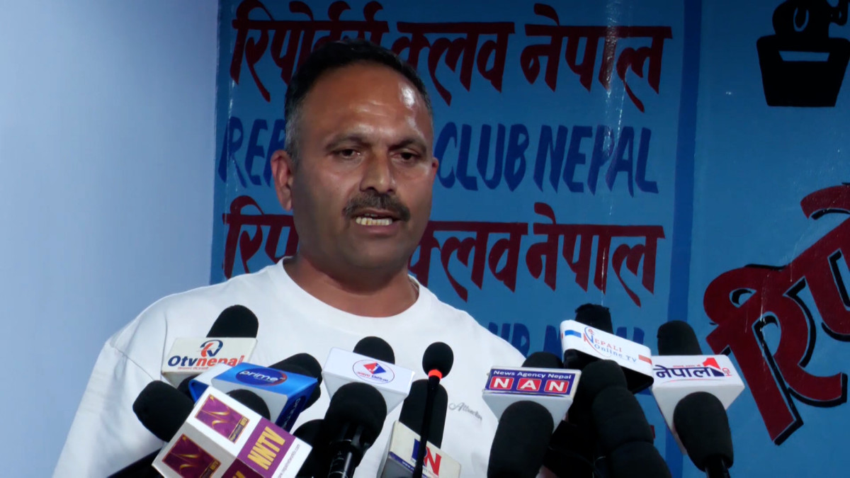 काठमाडौँ ।नेपाली कम्युनिष्ट पार्टी (नेकपा)का नेता लेखनाथ दाहालले बालेन्द्र साह नेतृत्वको सरकार राष्ट्रियता र जनजीविकाको सवालमा पूर्णतः असफल भइसकेको टिप्पणी गरेका छन् । मंगलवार राजधानीमा आयोजित एक कार्यक्रममा बोल्दै उनले बजेट कार्यान्वयन समेत प्रभावकारी रुपमा हुन नसकेको भन्दै सरकारको आलोचना गरेका छन् । सरकार गठन भएको आठ महनिासम्म समेत भौतिक विकासका कुनैपनि ठेक्का प्रक्रिया अगाडि नबढेको उनको भनाइ छ । उनले अर्थमन्त्री स्वर्णिम वाग्लेले खर्च व्यवस्थापन र बजेट कार्यान्वयनमा ध्यान दिन नसकेको आरोप समेत लगाएका छन् । वाग्ले कानूनतः नेपालको अर्थमन्त्री भएपनि वल्र्ड बैंक र युएनडिपीको जागिरे भएको आरोप लगाए । विश्व बैंकबाट ऋण लिएर फजुल खर्च कसरी गर्ने भन्ने कुरामा मात्र अर्थमन्त्री केन्द्रित रहेको उनको आरोप छ । उनले राष्ट्रिय स्वतन्त्र पार्टीका सभापति रवि लामिछानेले भारत भ्रमणका क्रममा नेपाल–भारत सम्बन्ध र विगतका विवादबारे दिएको अभिव्यक्तिप्रति समेत आपत्ति जनाएका छन् । उनले सरकारका प्रतिनिधि र सत्तारुढ दलका नेताहरुले भारतलाई लिएर दिएका अभिव्यक्तिले मुलुकको स्वाभिमानमा गम्भीर चोट पुर्याएको पनि बताएका छन् । उनले भने, ‘डा. स्वर्णिम वाग्ले कानुनतः हाम्रो अर्थमन्त्री भएपनि उहाँक वल्र्ड बैंक र यूएनडीपीको जागिरे हो । त्यहाँबाट कसरी पैसा ल्याउने र फजुल खर्च गर्ने, बालेन्द्र जीको २७ जना सचिवालय पाल्ने, ठगहरुलाई सिंहदरबारभित्र छिराएर फजुल खर्च बढाएर हामीलाई ऋणको भारी बोकाउने बाहेक अरु केही काम भएको छैन । सरकार गठनको ८ महिनामा बजेट निर्माण र कार्यान्वयनमा समेत त्यस्तै छ । कुनै पनि ठेक्का प्रक्रिया अगाडि बढेका छैनन् । राष्ट्रियतासँग सम्बन्धी समेत आज प्रश्न उठेको छ । राष्ट्रियता, जनतन्त्र, जनजीविकाको सवालमा बालेन सरकार पूर्णतः असफल छ । राष्ट्रिय स्वतन्त्र पार्टीको संस्थागत धारणासँग म जोड्न चाहन्छु । जतिखेर राष्ट्रिय स्वतन्त्र पार्टीका सभापतिजी दिल्ली जानुभो, उहाँले भारत र नेपालको सम्बन्धको सन्दर्भमा हामी पछाडि फर्किन चाहँदैनौं, पहिलेका विवादहरूको बारेमा कुरा उठाउन चाहँदैनौं भन्नुभयो । यो गम्भीर प्रश्न हो । बालेनजीले सार्वभौमसत्ता सम्पन्न संसद्कै रोस्टमबाट नेपालले भारतीय जमिन मिचेको रहेछ भन्नुभयो । उहाँले निजी टेलिभिजन शोमा गएर नेपालको राष्ट्रियताको बारेमा प्रश्न उठाउन मिल्छ ? उहाँले आफ्नो मर्यादा बिर्सिनुभयो ।’ उनले सरकारले बाढी प्रभावित नागरिकको पुनःस्थापनामा ध्यान दिनुपर्नेमा पनि जोड दिएका छन् ।