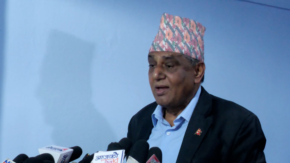 काठमाडौँ ।पूर्वमन्त्री एवं नेकपा (एमाले)का नेता आनन्द पोखरेलले अर्थमन्त्री डा. स्वर्णिम वाग्लेले नेपाल–भारत सम्बन्धमा दिल्लीमा दिएको अभिव्यक्तिप्रति आपत्ति जनाएका छन् । बुधवार राजधानीमा आयोजित एक कार्यक्रममा बोल्दै उनले अर्थमन्त्री वाग्लेले नेपालको सार्वभौमिकता र अखण्डतालाई गुमराहमा राख्ने दुष्प्रयास गरेको आरोप लगाएका छन् । केही दिन अघि अर्थमन्त्री वाग्लेले भारतमा आयोजित एक सार्वजनिक टेलिभिजन कार्यक्रममा बोल्दै ‘नेपालमा भारतविरोधी राष्ट्रवादको युग सकियो’ भन्दै अभिव्यक्ति दिएका थिए । पोखरेलले अर्थमन्त्री वाग्लेको उक्त आत्मसर्पणवादी चिन्तन मुलुकको हितकर हुन नसक्ने टिप्पणी गरेका छन् । उनले अर्थमन्त्री वाग्लेको उक्त धारणाबारे सत्तारुढ दल राष्ट्रिय स्वतन्त्र पार्टीको धारणा सार्वजनिक गर्न समेत माग गरेका छन् । नेपाललाई परराष्ट्र र अन्तर्राष्ट्रिय सम्बन्धमा अब भारतको सहमतिमा चल्ने राष्ट्र बनाउन चाहेको हो ? उनको प्रश्न छ । उनले सरकार र सत्तारुढ दल रास्वपाले नेपाललाई सिक्किमीकरण गर्न खोजिरहेको आशंका समेत व्यक्त गरेका छन् । उनले अहिले मुलुकको मुख्य समस्या भारत र नेपालबीचको सम्बन्धको नभई नेपालभित्रै रहेका दल र नागरिकबीच राष्ट्रियताको सम्बन्धमा भएको विरोधाभास भएको उनको भनाइ छ । उनले भने, ‘अर्थमन्त्री डा. स्वर्णिम वाग्लेले नेपालको सार्वभौमिकता र अखण्डतालाई गुमराहमा राख्ने दुष्प्रयास गरेका छन् । भारतमा गएर आत्मसर्पणवादी चिन्तन पेश गरेका छन् । जुन कुनैपनि हालतमा नेपालको हितमा हुन सक्दैन । त्यसकारण म राष्ट्रिय स्वतन्त्र पार्टीको राष्ट्रियताको सवालमा दृष्टिकोण के हो ? के रास्वपाको पनि स्वर्णिम वाग्लेको जस्तै चिन्तन र दृष्टिकोण हो । र उसले आर्थिक विकासको नाममा के गर्न चाहान्छ ? मुलुकको आर्थिक विकास र सम्पन्नताको नाममा भुटान बनाउने हो ? भुटानको जस्तै सार्वभौमिकतालाई सीमित गर्ने हो, परराष्ट्र र अन्तर्राष्ट्रिय सम्बन्धमा अब भारतको सहमतिमा चल्ने राष्ट्रको रुपमा बनाउने स्यापलाइट राष्ट्र बनाउन चाहेको हो ? के बिस्तारै नेपाललाई सिक्किमीकरण गर्न चाहेको हो ? यसको सुरुवात शुरुमा प्रधानमन्त्री बालेन्द्रजीले नेपालले समेत भारतको सीमा मिचेको छ भनेर गर्नुभएको थियो । यही कुराको निन्तरता अहिले अर्थमन्त्री डा. स्वर्णिम वाग्लेले दिइरहनुभएको छ । त्यसकारण अहिलेको समस्या भारत र नेपालको होइन । नेपालको राजनीतिक दल र राष्ट्रिय स्वतन्त्र पार्टी र बाँकी नेपाली जनताको बीचको अन्तरविरोध हो । आज राष्ट्रियताको हामी आफैँ विभाजित छौँ । मान्छेको चिन्तन नै विभाजित छ ।’ उनले सरकारले राष्ट्रियताका सम्बनधमा आम नागरिकलाई विभाजित गर्न खोजिरहेको आरोप पनि लगाएका छन् ।
