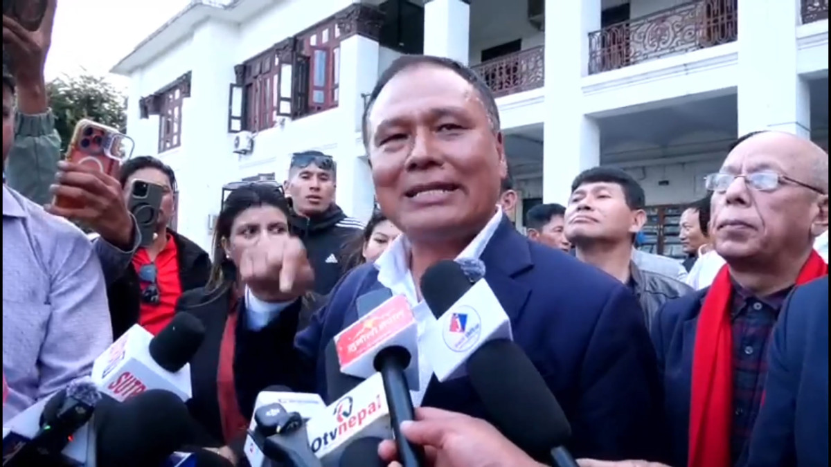 काठमाडौँ ।उज्यालो नेपाल पार्टीका अध्यक्ष कुलमान घिसिङले आगामी स्थानीय तहको निर्वाचन ‘घण्टीमय’ नहुने बताएका छन् । बुधवार निर्वाचन आयोगमा सञ्चारकर्मीसँग कुरा गर्दै उनले राष्ट्रिय स्वतन्त्र पार्टी (रास्वपा) ले स्थानीय तहको निर्वाचन गैरदलीय हुनुपर्ने र विदेशमा रहेका नेपाली नागरिकलाई मतदानको अधिकार सुनिश्चित गर्ने प्रतिवद्धता कार्यान्वयन गर्नुपर्ने बताएका छन् । घिसिङले आफ्नो पार्टीले उठाएका मुद्दा कार्यान्वयन भए स्थानीय तहको निर्वाचनमा दलको चुनाव चिह्नभन्दा स्वतन्त्र उम्मेदवारलाई प्राथमिकता दिनुपर्ने धारणा राखेका छन् । उनले उज्यालो नेपाल पार्टी निर्वाचनबाट नभाग्ने स्पष्ट पार्दै गैरदलीय निर्वाचनका लागि सरकारलाई दबाब दिने बताएका छन् । घिसिङले रास्वपाले आफ्नो घोषणापत्र र प्रतिबद्धतापत्रमा स्थानीय तहको निर्वाचन गैरदलीय बनाउने विषय उल्लेख गरेको दाबी गरेका छन् । जनतासँग प्रत्यक्ष जोडिने शिक्षा, स्वास्थ्य, पूर्वाधार र दैनिक सेवा प्रवाहका विषयमा स्थानीय जनप्रतिनिधि राजनीतिक दलभन्दा जनताप्रति जवाफदेही हुनुपर्ने उनको भनाइ छ । दलीय टिकट वितरणमा आर्थिक चलखेल हुने र जनप्रतिनिधि पार्टीको निर्देशनमा चल्नुपर्ने अवस्था अन्त्य गर्न स्थानीय तहको निर्वाचन गैरदलीय हुनुपर्ने उनले बताएका छन् । उनले आगामी निर्वाचनअघि नै आवश्यक कानून संशोधन र नियम निर्माण गरी उक्त व्यवस्था कार्यान्वयन गर्न सरकारसँग माग गरेका छन् । त्यस्तै, विदेशमा रोजगारी, अध्ययन वा अन्य कारणले रहेका नेपाली नागरिकलाई मतदानको अधिकार सुनिश्चित गर्नुपर्ने विषय पनि आफ्नो पार्टीको प्रमुख प्रतिवद्धता भएको घिसिङले बताएका छन् । अघिल्लो निर्वाचनका बेला अन्तरिम सरकारसँग समयको अभाव, संसद नहुनु र कानुनी प्रक्रियाका कारण विदेशमा रहेका नेपालीलाई मतदानको व्यवस्था गर्न कठिनाइ भएको उनको भनाइ छ । उनले भने, ‘राष्ट्रिय स्वतन्त्र पार्टीले घोषणापत्र र प्रतिवद्धतापत्रमा स्थानीय तहको निर्वाचन गैरदलीय बनाउने तथा विदेशमा रहेका नेपाली नागरिकलाई मतदानको अधिकार सुनिश्चित गर्ने विषय उठाएको थियो । यही प्रतिवद्धताका आधारमा जनताले ठूलो समर्थन दिएका छन् । तर सरकार बनेको लामो समय बितिसक्दा पनि यी विषय कार्यान्वयनका लागि ठोस पहल भएको छैन । स्थानीय तहका जनप्रतिनिधि जनताप्रति प्रत्यक्ष जवाफदेही हुनुपर्छ । दलीय हस्तक्षेप, टिकट वितरणमा हुने आर्थिक चलखेल र भ्रष्टाचार न्युनिकरण गर्न स्थानीय निर्वाचन गैरदलीय हुनुपर्छ भन्ने हाम्रो माग हो । त्यसैले आवश्यक ऐन संशोधन तथा नियम निर्माण गरी आगामी निर्वाचनअघि नै यो व्यवस्था लागू गर्न सरकारसँग जोडदार माग गर्दछौँ । त्यसैगरी, विदेशमा रहेका नेपाली नागरिकलाई मतदानको अधिकार सुनिश्चित गर्नुपर्छ । अन्तरिम सरकारका बेला समय अभाव, संसद् नहुनु र कानुनी जटिलताका कारण यो विषय अघि बढ्न सकेन । तर अहिले सरकारसँग आवश्यक बहुमत र संसद भएकाले कार्यान्वयन नगर्नुपर्ने कुनै बहाना छैन । हामी यी दुवै विषय कार्यान्वयनका लागि सरकारलाई दबाब दिन्छौँ । यद्यपि, गैरदलीय निर्वाचन नभए पनि हामी निर्वाचनबाट भाग्दैनौँ । स्थानीय तहको निर्वाचनमा उज्यालो नेपाल पार्टीले जनताका लागि काम गर्नसक्ने, राम्रो विगत भएका र सक्षम व्यक्तिलाई उम्मेदवार बनाउनेछ । त्यस्ता व्यक्ति पार्टीभित्रका वा बाहिरका जोसुकै हुन सक्छन् । तर अहिले नै उम्मेदवारीको टिकट वितरण गर्ने पक्षमा हामी छैनौँ। निर्वाचनअघि गैरदलीय प्रणाली लागू हुनुपर्छ भन्ने हाम्रो माग हो । श्रम संस्कृति पार्टीसँग एकताको विषयमा अहिलेसम्म कुनै संवाद वा भेटघाट भएको छैन । भविष्यमा एकता हुन सक्ने सम्भावना भए पनि त्यसका लागि विचार र एजेन्डामा सहमति हुन आवश्यक छ । अहिले हामी आफ्नै पार्टीलाई बलियो बनाएर अघि बढिरहेका छौँ । उज्यालो नेपाल पार्टीको मुख्य उद्देश्य सुशासन कायम गर्ने, सामाजिक न्याय सुनिश्चित गर्ने र हरित क्रान्तिमार्फत देशलाई समृद्ध बनाउने हो। हामी भाषणभन्दा काममा विश्वास गर्छौँ । देशमा आर्थिक रूपान्तरण, विभेदको अन्त्य र समृद्धि हासिल गर्न हामी प्रतिवद्ध छौँ ।’ उनले अहिले संसद र सरकार दुवै रहेकाले उक्त विषय कार्यान्वयन गर्न कुनै बहाना बनाउन नहुने बताएका छन् । स्थानीय तहको निर्वाचनमा उज्यालो नेपाल पार्टीले कस्ता उम्मेदवार उठाउँछ भन्ने प्रश्नमा घिसिङले विगतको कार्यसम्पादन राम्रो भएका र जनतालाई सेवा दिन सक्ने व्यक्तिलाई प्राथमिकता दिने बताएका छन् । त्यस्ता व्यक्ति पार्टीभित्रका वा बाहिरका जोसुकै हुन सक्ने उनले स्पष्ट पारेका छन् । श्रम संस्कृति पार्टीसँग एकता गर्ने विषयमा भने अहिलेसम्म कुनै संवाद वा भेटघाट नभएको उनले बताए । भविष्यमा एकताका लागि विभिन्न दलसँग छलफल हुन सक्ने भएपनि अहिले आफ्नो पार्टीलाई अगाडि बढाउने उनको भनाइ छ ।