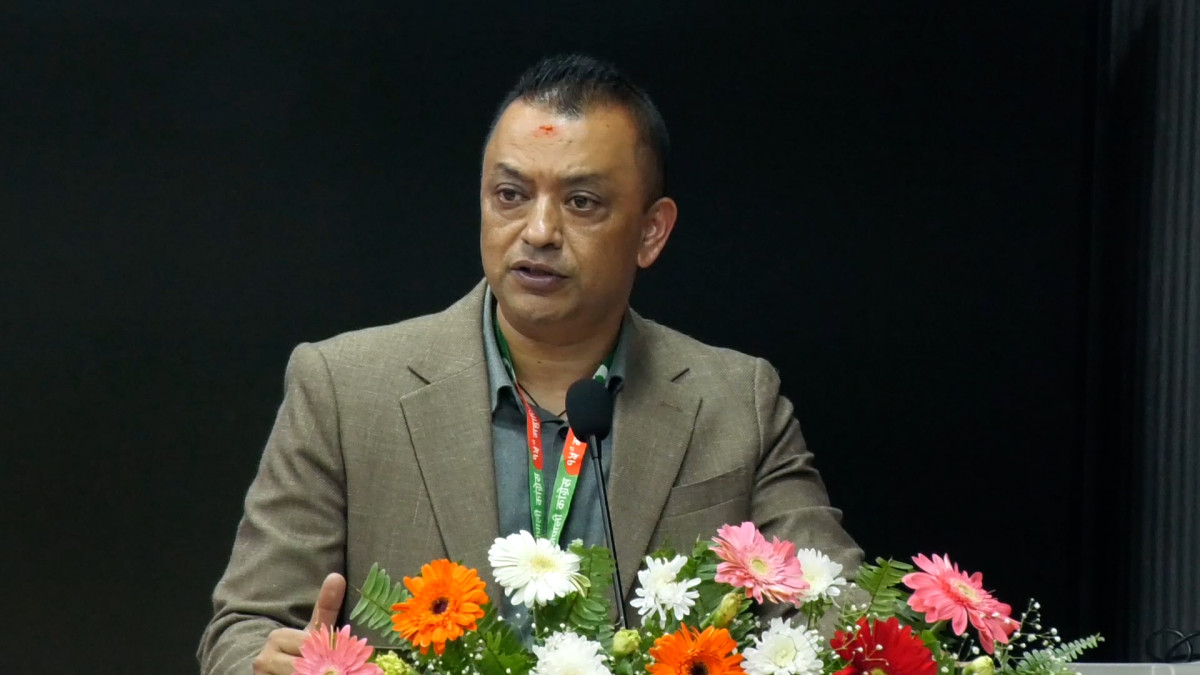 काठमाडौँ ।नेपाली काँग्रेसले हालै सम्पन्न पार्टीको १५ औँ महाधिवेशनको सन्देश जनतासम्म पु¥याउन तथा पार्टी संगठन सुदृढ गर्न मंसिर महिनाभरि ‘काँग्रेस तयार छ’ विशेष अभियान सञ्चालन गर्ने भएको छ । बिहीवार पार्टी मुख्यालयमा नवनिर्वाचित पदाधिकारी तथा केन्द्रिय सदस्यको शपथ ग्रहण समारोहलाई सम्बोधन गर्दै सभापति गगनकुमार थापाले यस्तो घोषणा गरेका हुन् । उनले महाधिवेशनबाट पारित नीतिगत दस्तावेज र निर्णयहरू समुदायस्तरसम्म पुर्याउन अभियान सञ्चालन गर्न लागिएको बताएका छन् । उनले विगतको समीक्षा र आलोचनाको चरण पूरा भएकाले अब पार्टीले मुलुकसामु देखा परेका समस्या हल गर्ने जिम्मेवारी निर्वाह गर्न केन्द्रित हुनुपर्ने बताए ।कांग्रेस प्रतिपक्षीको भुमिका र स्थानीय तहको जिम्मेवारी निर्वाह गर्न तयार रहेको बताउँदै उनले ती जिम्मेवारीबारे आम नागरिकलाई जानकारी गराउन समेत नेता कार्यकर्ताहरुलाई निर्देशन दिएका छन् । सभापति थापाले आगामी तिहार र छठ पर्वका अवसरमा पार्टीका कमिटीले आयोजना गर्ने शुभकामना आदानप्रदान कार्यक्रमलाई समुदायसँग जोड्न पनि निर्देशन दिए । उनले नवनिर्वाचित पदाधिकारी तथा केन्द्रीय सदस्यहरुलाई टोलटोलमा तथा वडा वडामा पुगेर समेत लम्बेतान सम्मान कार्यक्रम आयोजना नगर्न निर्देशन दिएका छन् । उनले भने, ‘हामीले महाधिवेशनबाट पारित गरेका कुराहरुलाई मंसिर महिनाको एक महिनाको समयमा दस्तावेजीकरण गर्ने कुरा त भइहाल्यो । यसलाई समुदायसम्म पुर्याउनको लागि ‘काँग्रेस तयार छ’ भनेर अभियान चलाउनुपर्ने छ । हामी नेपालका आजका समस्याहरु समाधान गर्नको लागि तयार छौँ, हामी यो महाधिवेशनबाट सबै कुराको तयारी गरेर आएका छौँ । हामीले विगतको समीक्षा गर्यौँ, कतिपय कुराहरुमा आलोचना पनि गर्यौँ । त्यो सबै चरणहरु अब सकिएको छ । अब हामीले अगाडि बढ्ने हो । आजको जिम्मेवारी उठाउन तयारी छौँ, हामी प्रतिपक्षीको जिम्मेवारी उठाउन तयार छौँ । हामी स्थानीय तहको जिम्मेवारी समेत ठिक ढंगले वहन गर्न तयार छौँ । यो हामीले उठाएको जिम्मेवारी आम नागरिकका बीचमा लिएर जानुपर्छ । त्यसकारण मंसिर महिनाभरी हामी तयार छौँ भन्ने विशेष अभियान सञ्चालन गर्छौँ । अभियानका बाँकी रहेका कामहरु पार्टी कार्यालयले पछि तयार गर्छ । अर्को कुरा, अब लगत्ते तिहार, छठ आउँदैछ । हामी अहिले विशेष अवस्थामा छौँ । यत्रो ठूलो विपद् गएको छ । हामीले कोषमा भएको पैसा समेत सदुपयोग गर्नुपर्नेछ । यहाँ हामीले सम्मान गर्यौँ, जिम्मेवारी लियौँ । अब यहाँबाट गएर टोलमा सम्मान, वडामा सम्मान लिने काम बन्द गरौँ । अनि पार्टीको कुनैपनि कमिटीले शुभकामना आदानप्रदानको कार्यक्र आयोजना गर्छ भने त्यो कार्यक्रम समुदायसँग जोडिनुपर्छ ।’ उनले चाडपर्वलाई रमाइलोको रुपमा मात्र नभई सामुदायिक तथा सार्वजनिक काममा समर्पण गर्न समेत निर्देशन दिएका छन् ।