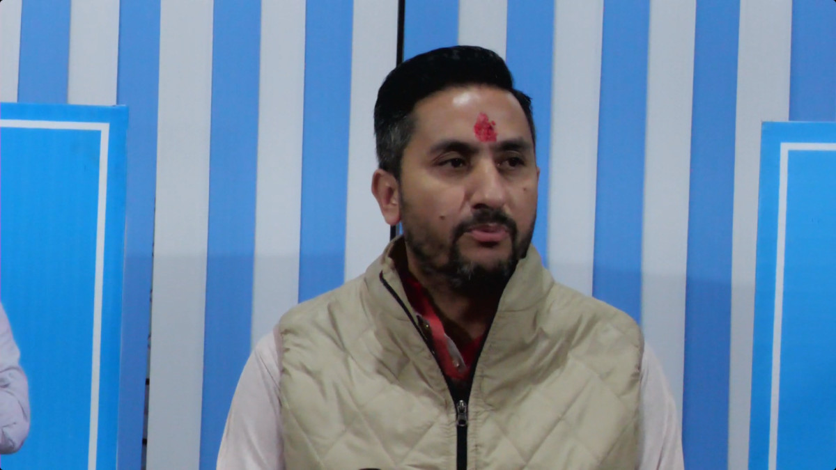 काठमाडौँ । सत्तारूढ राष्ट्रिय स्वतन्त्र पार्टी (रास्वपा) ले सञ्चारगृहको न्युजरुममा प्रहरी प्रवेश गरी पत्रकारलाई नियन्त्रणमा लिइएको घटना गलत भएको ठहर गर्दै प्रेस स्वतन्त्रताको पूर्ण सम्मान गर्न सरकारलाई स्पष्ट निर्देशन दिएको छ । शनिवार काठमाडौंको चःमतीस्थित केन्द्रीय कार्यालयमा सम्पन्न पार्टी सचिवालय बैठकपछि सञ्चारकर्मीहरूसँग कुरा गर्दै प्रवक्ता जगदीश खरेलले सञ्चारमाध्यममाथि भएको प्रहरी हस्तक्षेप पार्टीलाई स्वीकार्य नहुने प्रस्ट पारेका हुन् । उनले न्युजरुममा प्रहरी प्रवेशको घटना कसले, किन र कसको आदेशमा गर्यो भन्नेबारे सत्यतथ्य छानबिन गरी सरकारले जवाफदेही बन्नुपर्ने बताएका छन् । प्रवक्ता खरेलकाअनुसार पार्टीको नेतृत्व र सहभागितामा बनेको सरकारलाई नागरिक अधिकार र प्रेस स्वतन्त्रताको रक्षा गर्न बैठकले विशेष निर्देशन दिएको छ । यसैगरी, व्यवस्थापिका र कार्यपालिकाबीच अन्तरद्वन्द्व चर्किएको तथा संवैधानिक निकायहरूसँग रास्वपाको सम्बन्ध बिग्रिएको भनी सार्वजनिक भएका चर्चालाई प्रवक्ता खरेलले खण्डन गरेका छन् । पार्टी सभापति, प्रधानमन्त्री र सभामुखबीच नियमित संवाद तथा परामर्श भइरहेको उल्लेख गर्दै उनले बाहिर प्रचार गरिएजस्तो कुनै मतभेद नरहेको दाबी गरेका छन् । पार्टी सभापति र प्रधानमन्त्रीबीच घण्टौँ छलफल भइरहेको छ, सभामुखसँग पनि निरन्तर समन्वय छ । उनले भने, ‘मिडियाको कार्यकक्षमै प्रहरी पुग्नु सर्वथा गलत हो, प्रेस स्वतन्त्रता अक्षुण्ण रहनुपर्छ भन्नेमा पार्टी प्रस्ट छ । यस विषयमा सरकारले आवश्यक अनुसन्धान गरी सत्यतथ्य बाहिर ल्याउनुपर्छ र कमजोरी गर्नेमाथि कानुनी दायरा आकर्षित हुनुपर्छ । संसदीय दल र सरकारबीच पनि सुमधुर सम्बन्ध छ । राज्यका प्रमुख अंगहरूबीचको सहकार्य मजबुत छ र यसलाई अझ प्रभावकारी बनाउँदै लैजान पार्टी प्रतिवद्ध छ ।’ बैठकले सरकारका समग्र कामकारबाहीलाई जनमुखी बनाउन पार्टी नेतृत्वसँगको समन्वयमा प्रभावकारी ढंगले अघि बढाउने निर्णयसमेत गरेको छ ।